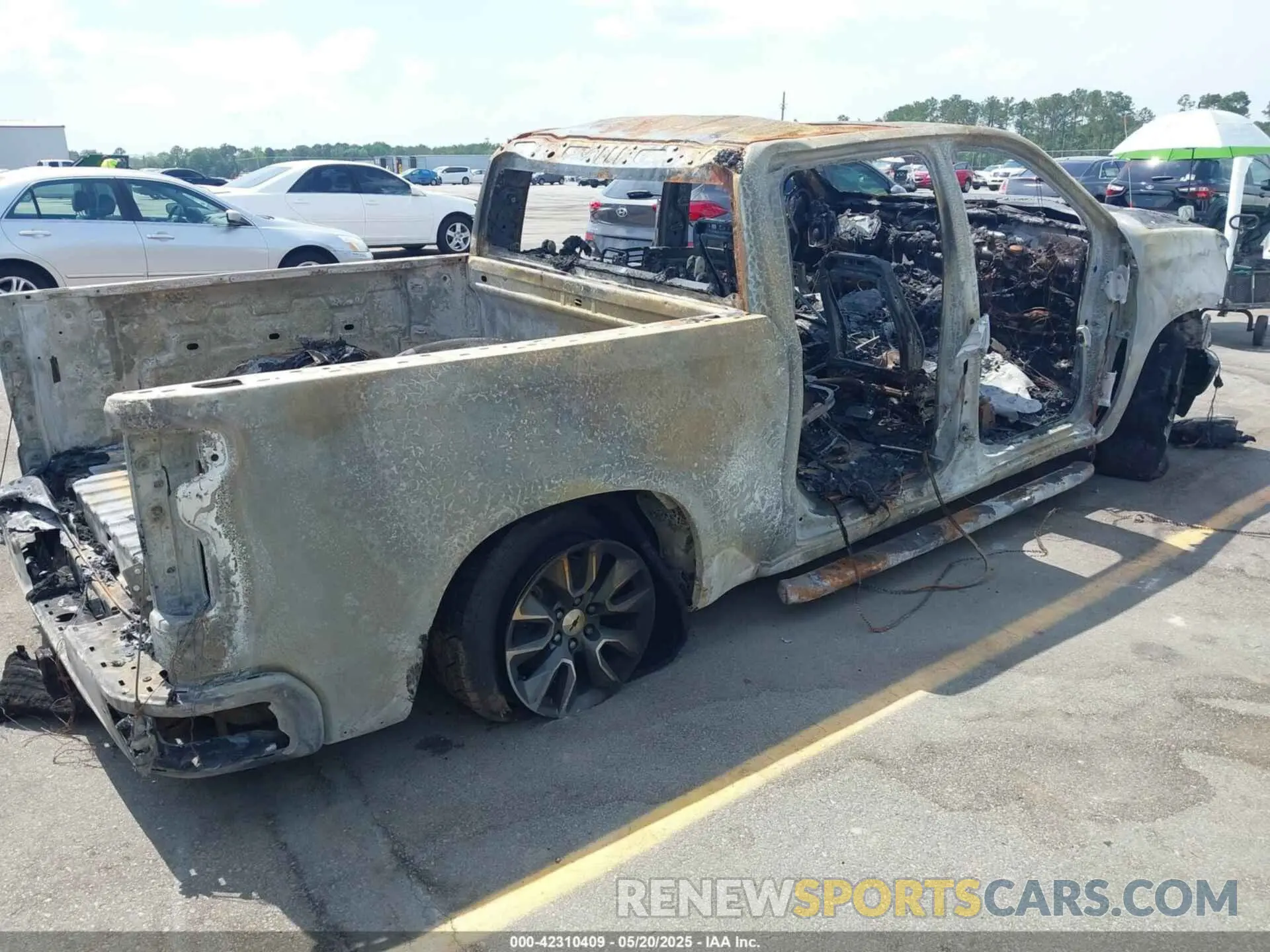 4 Photograph of a damaged car 1GCUDEE8XPZ142475 CHEVROLET SILVERADO 1500 2023