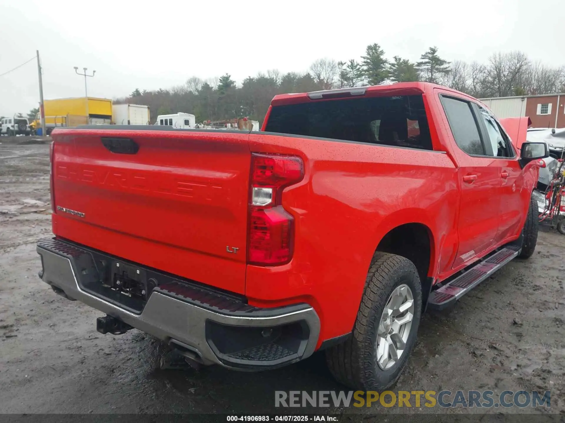4 Photograph of a damaged car 2GCUDDED4P1137188 CHEVROLET SILVERADO 1500 2023