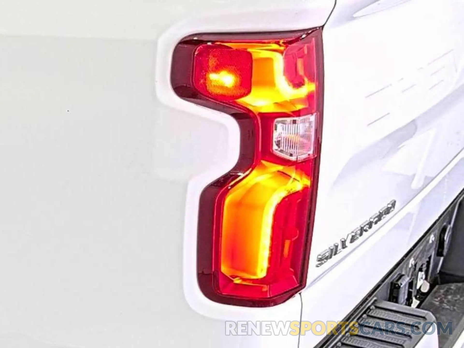 24 Фотография поврежденного автомобиля 2GCUDEED2P1153640 CHEVROLET SILVERADO 1500 2023