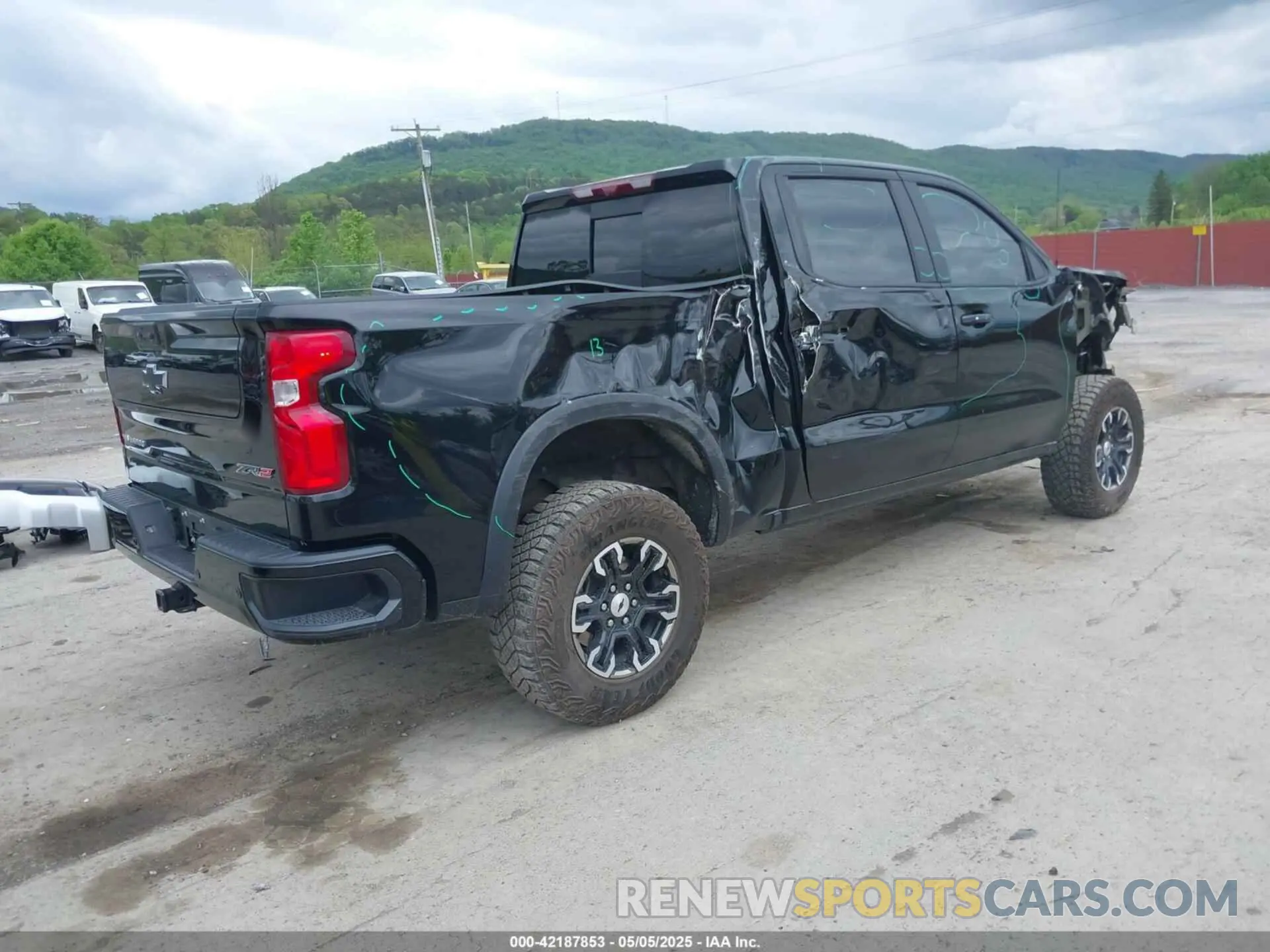 4 Photograph of a damaged car 3GCUDHEL0PG130793 CHEVROLET SILVERADO 1500 2023