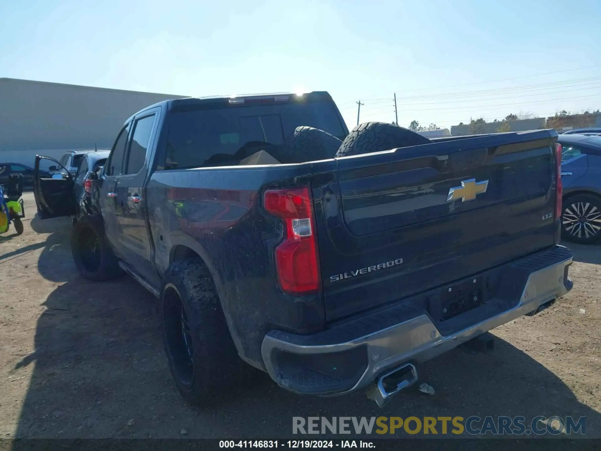 3 Фотография поврежденного автомобиля 2GCUDGED1R1146211 CHEVROLET SILVERADO 1500 2024