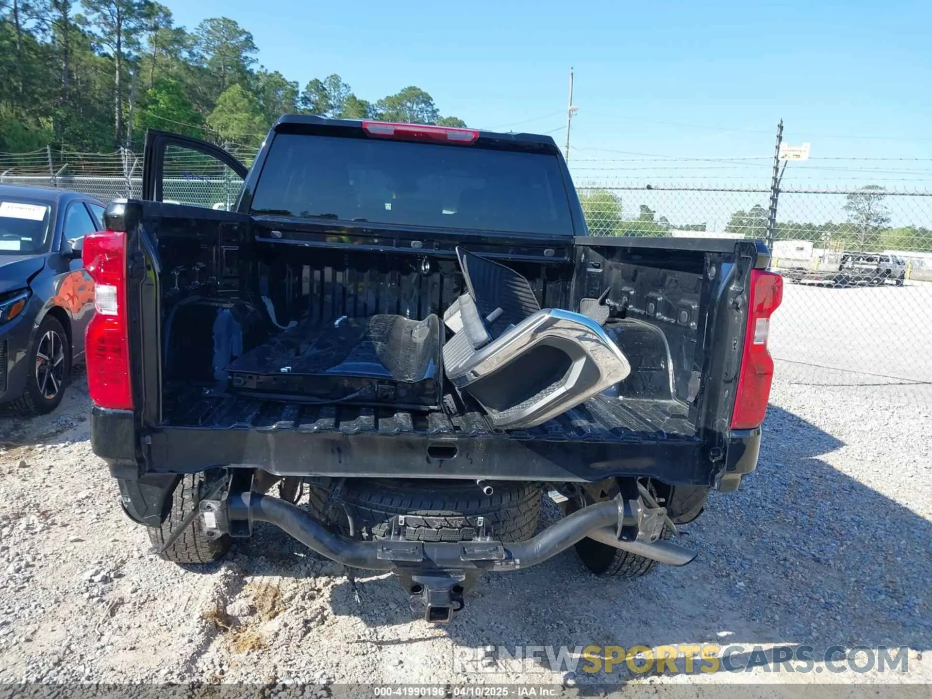 17 Photograph of a damaged car 1GCUKDED3SZ122848 CHEVROLET SILVERADO 1500 2025
