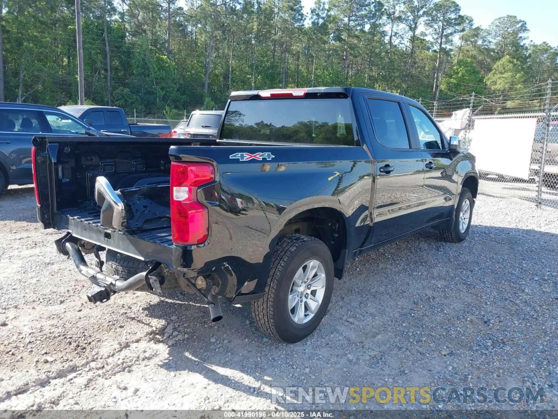 4 Photograph of a damaged car 1GCUKDED3SZ122848 CHEVROLET SILVERADO 1500 2025