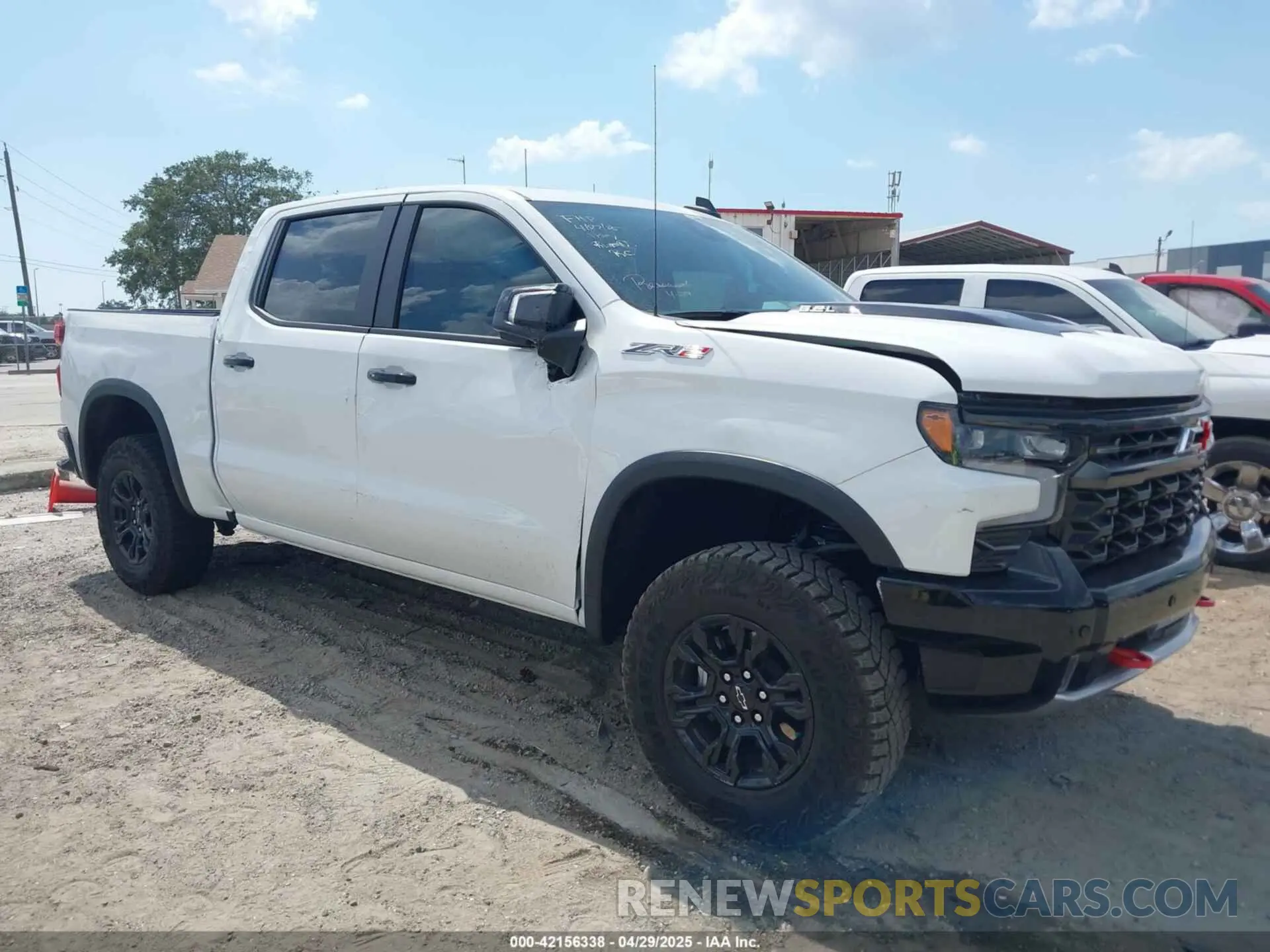 1 Фотография поврежденного автомобиля 3GCUKHEL0SG213168 CHEVROLET SILVERADO 1500 2025