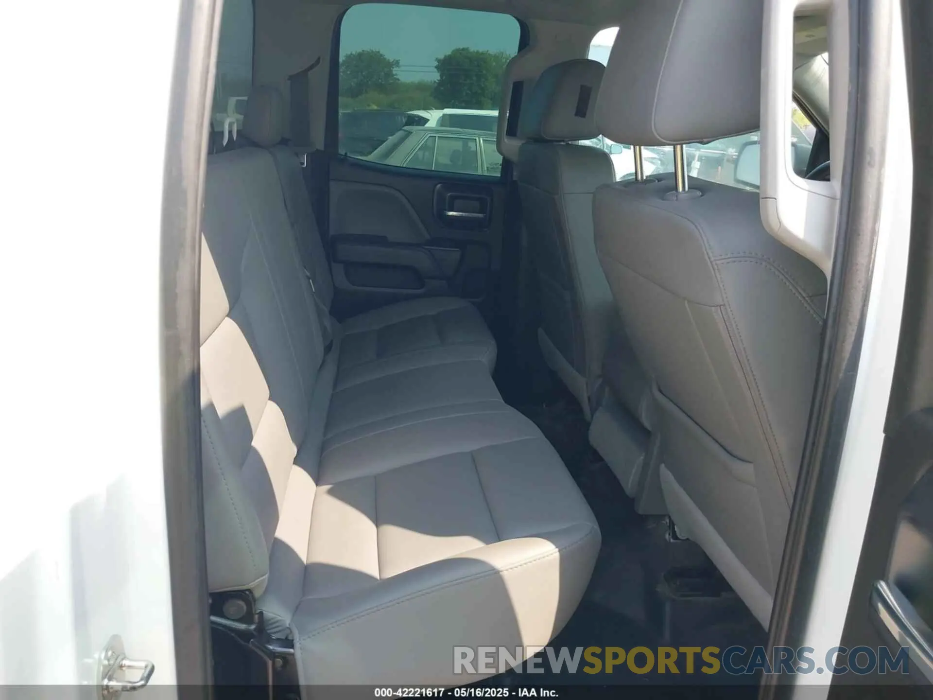 8 Photograph of a damaged car 2GCVKNEC7K1161016 CHEVROLET SILVERADO 1500 LD 2019