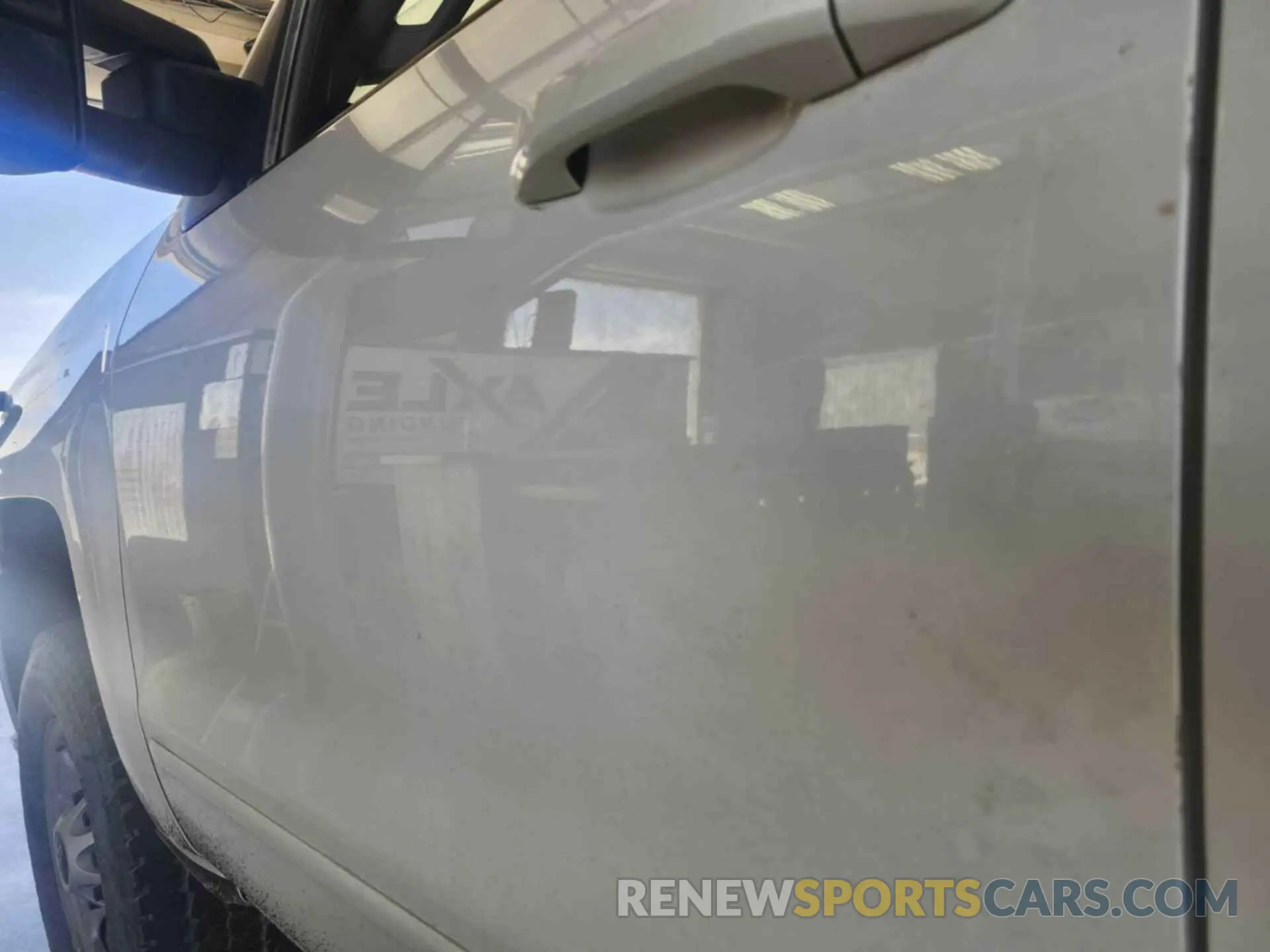 18 Photograph of a damaged car 2GC2KSEG4K1208880 CHEVROLET SILVERADO 2019