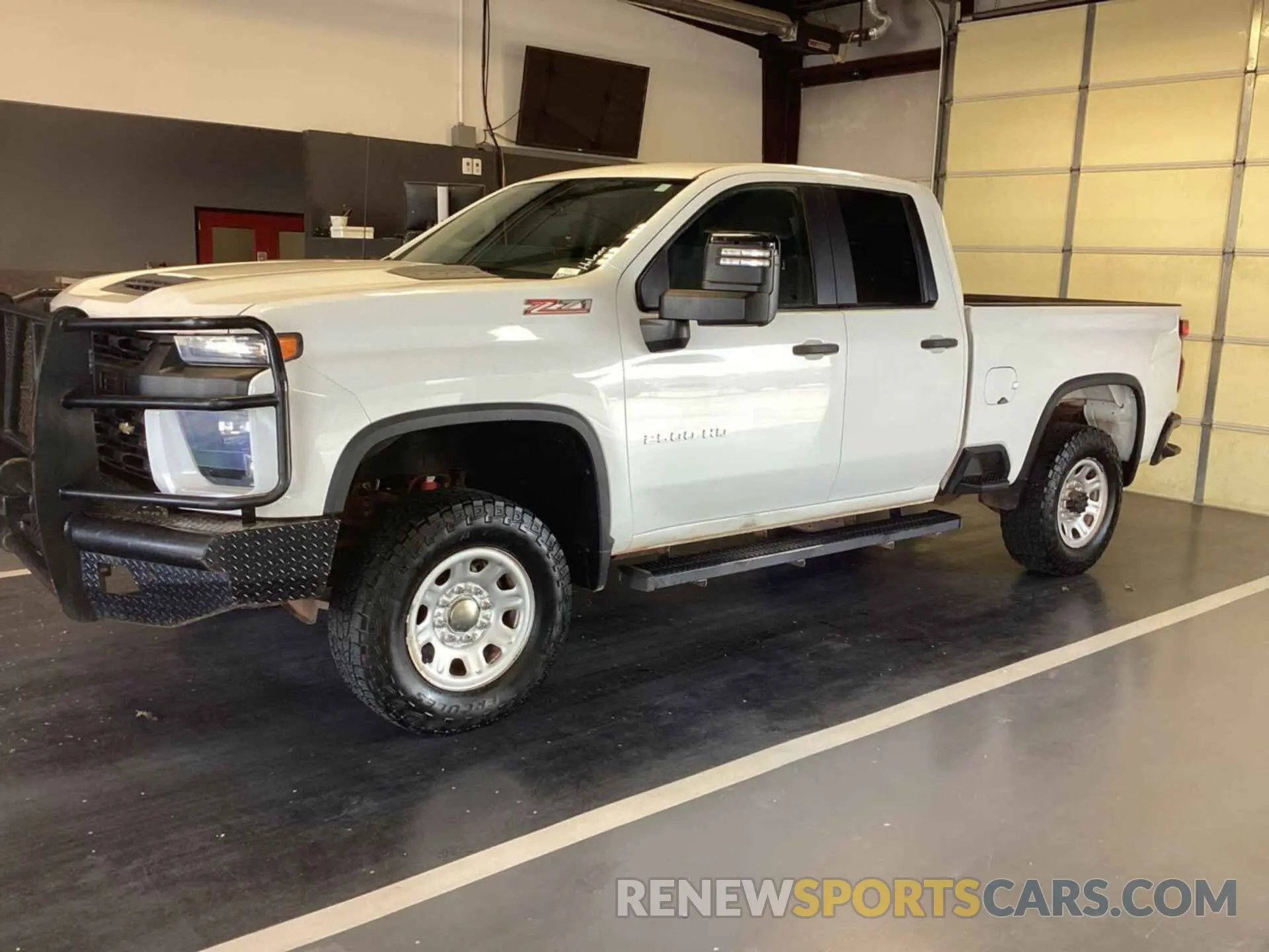 33 Фотография поврежденного автомобиля 1GC2YLE78LF250872 CHEVROLET SILVERADO 2020