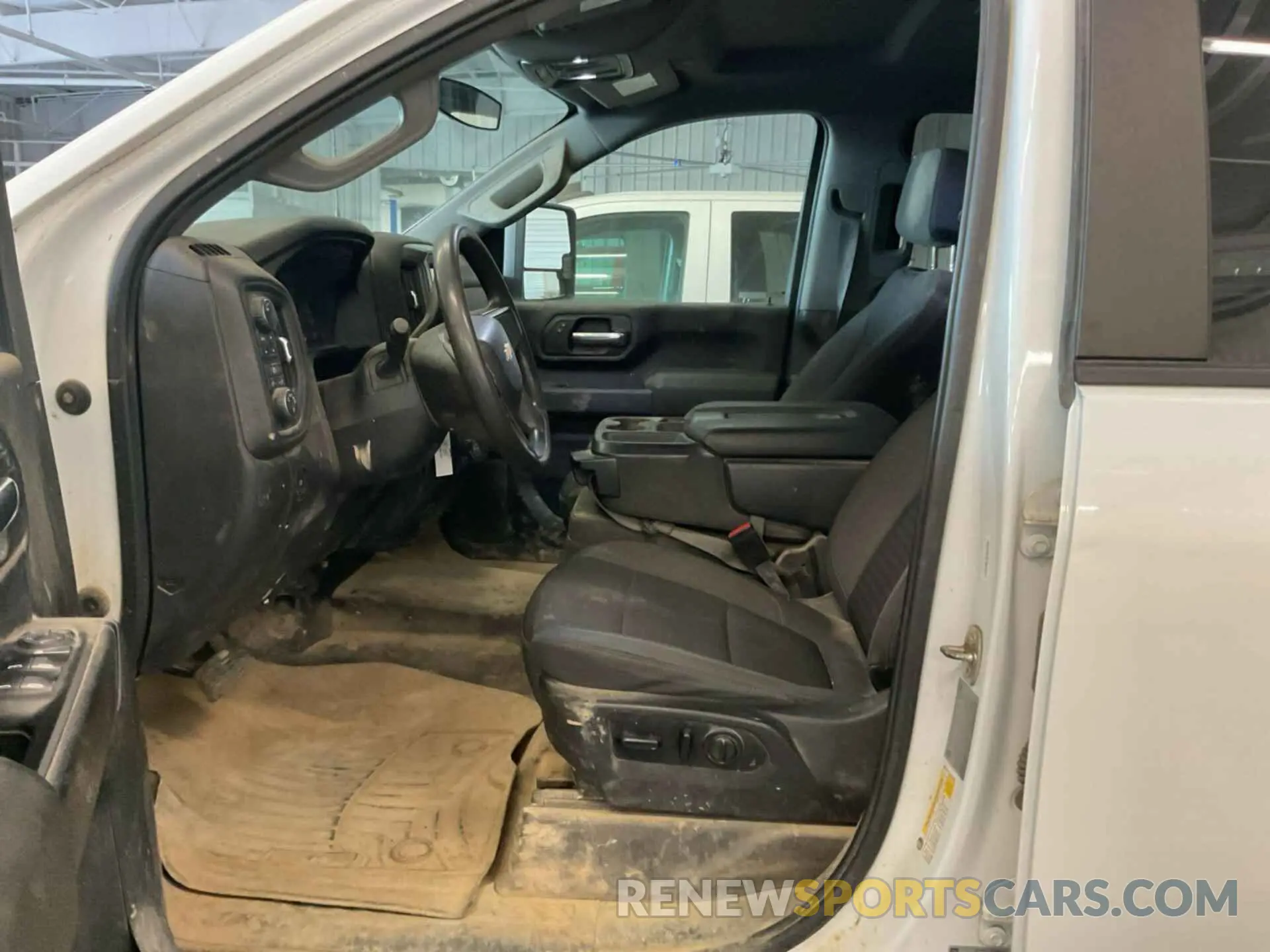 27 Photograph of a damaged car 1GC5YLE75MF280006 CHEVROLET SILVERADO 2021