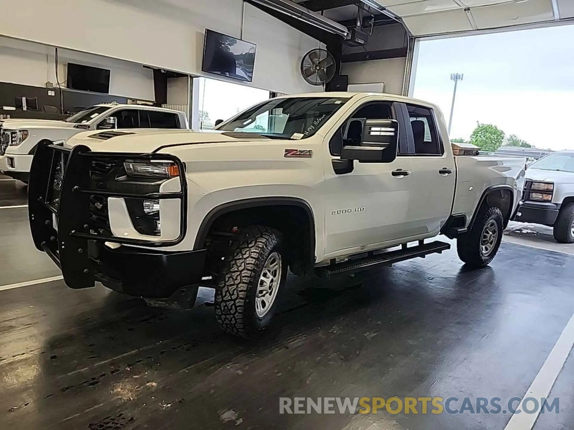 28 Photograph of a damaged car 1GC2YLE71NF184801 CHEVROLET SILVERADO 2022