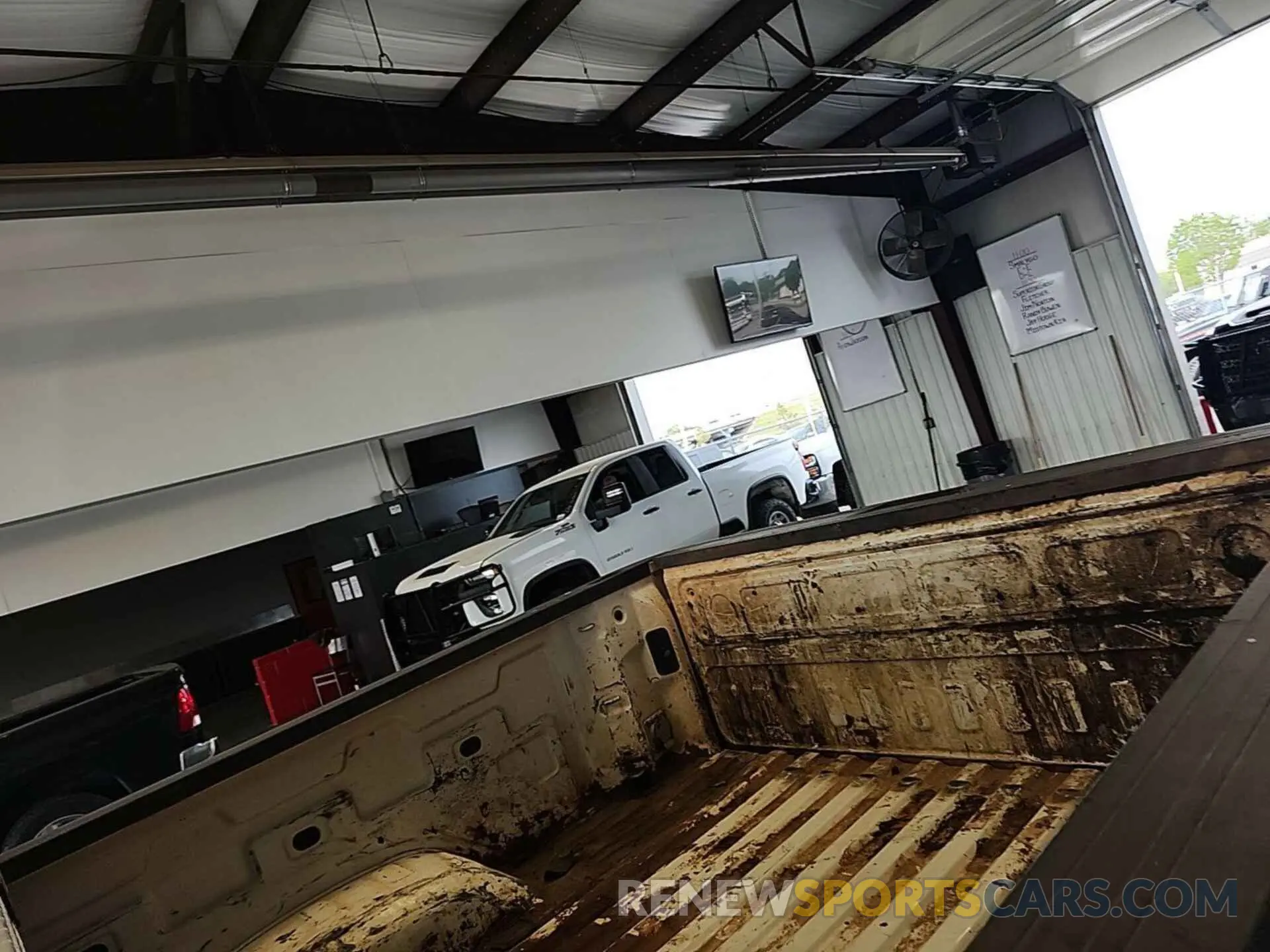 4 Photograph of a damaged car 1GC2YLE71NF184801 CHEVROLET SILVERADO 2022