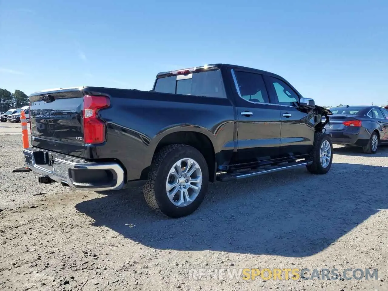 3 Фотография поврежденного автомобиля 1GCUDGEL3PZ210034 CHEVROLET SILVERADO 2023