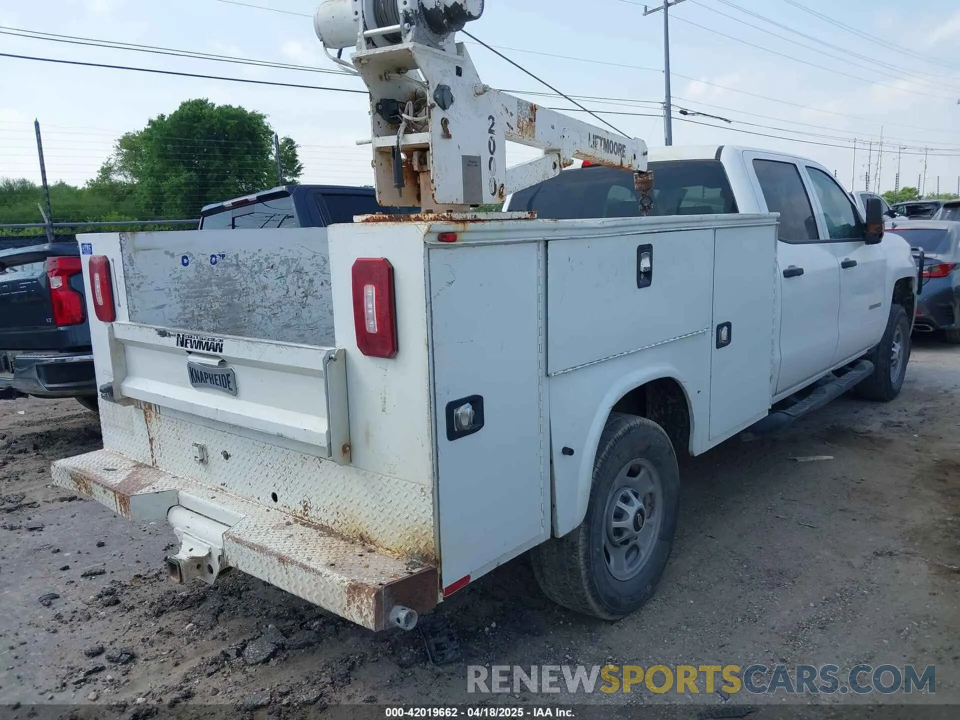 4 Photograph of a damaged car 1GC1CREG1KF136045 CHEVROLET SILVERADO 2500HD 2019