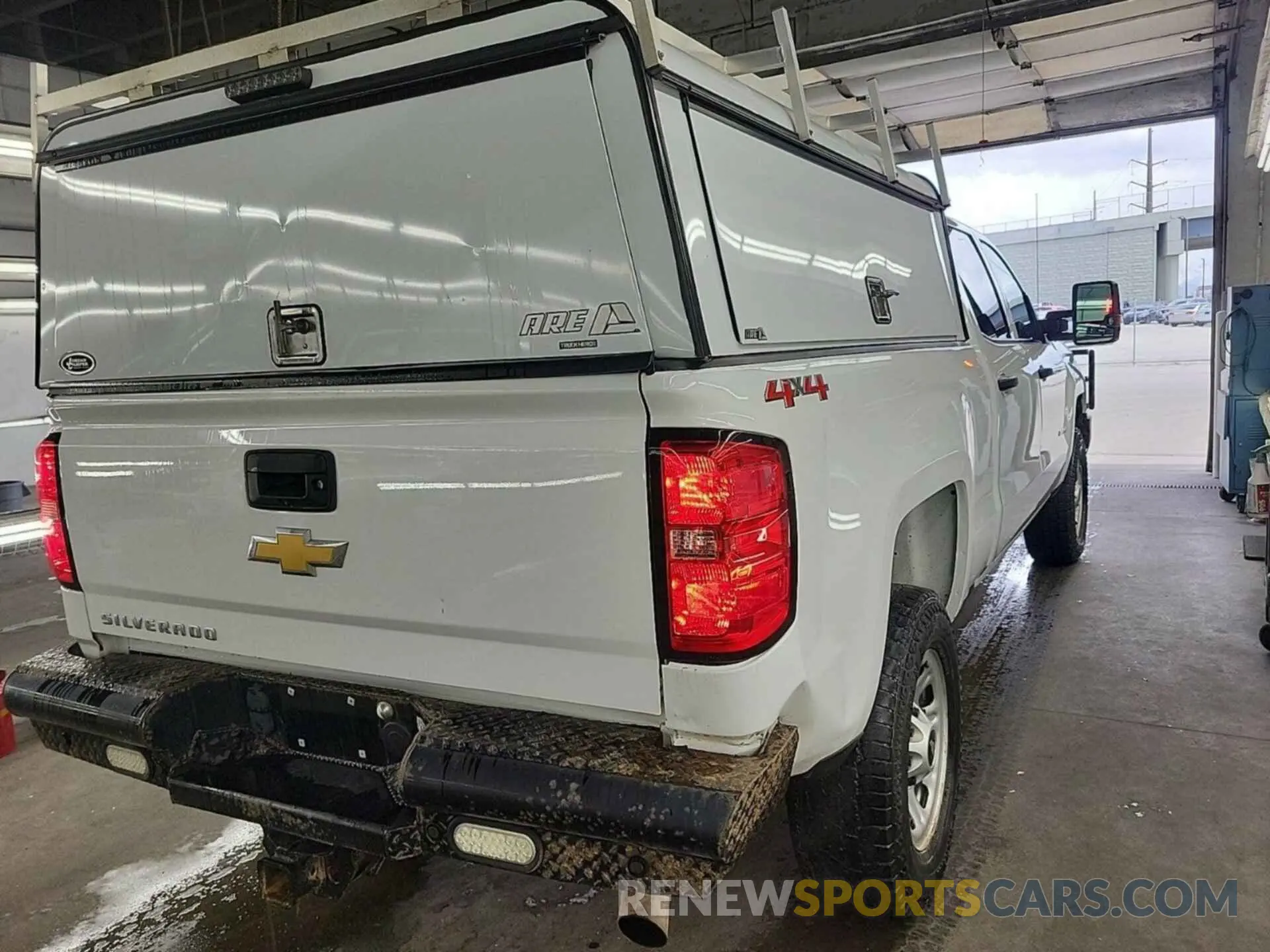 5 Photograph of a damaged car 1GC1KREG1KF256463 CHEVROLET SILVERADO 2500HD 2019