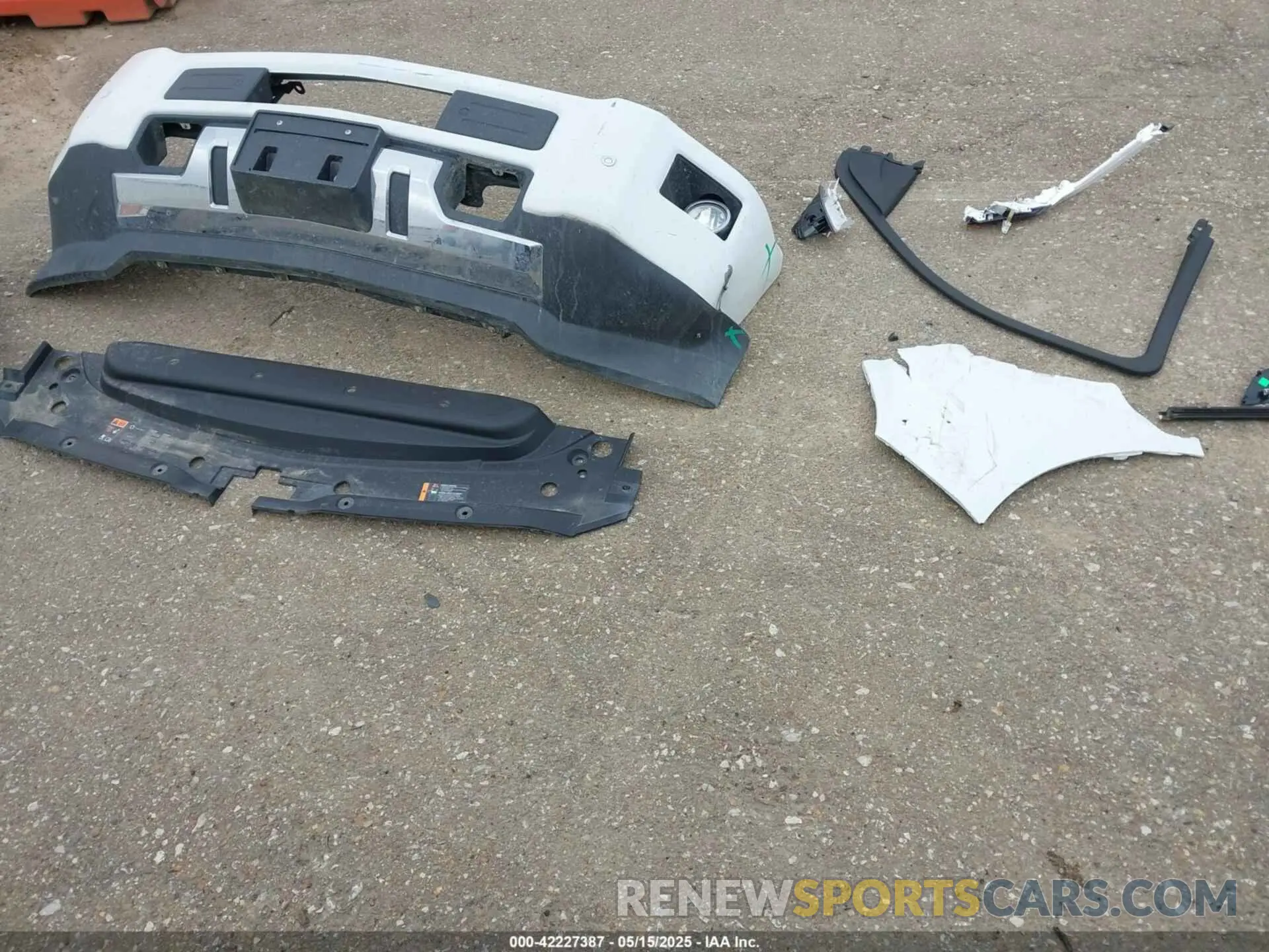 19 Photograph of a damaged car 1GC1KUEY2KF182465 CHEVROLET SILVERADO 2500HD 2019