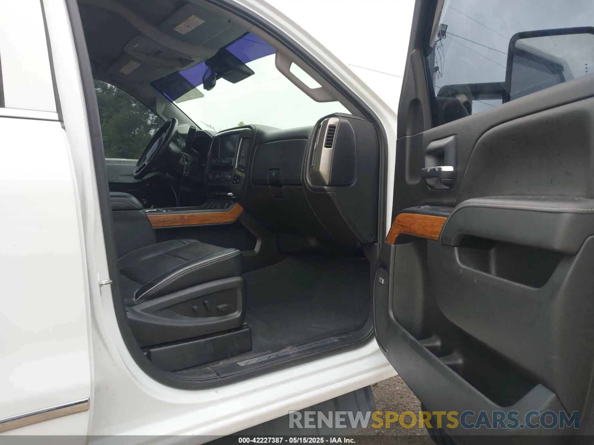 5 Photograph of a damaged car 1GC1KUEY2KF182465 CHEVROLET SILVERADO 2500HD 2019