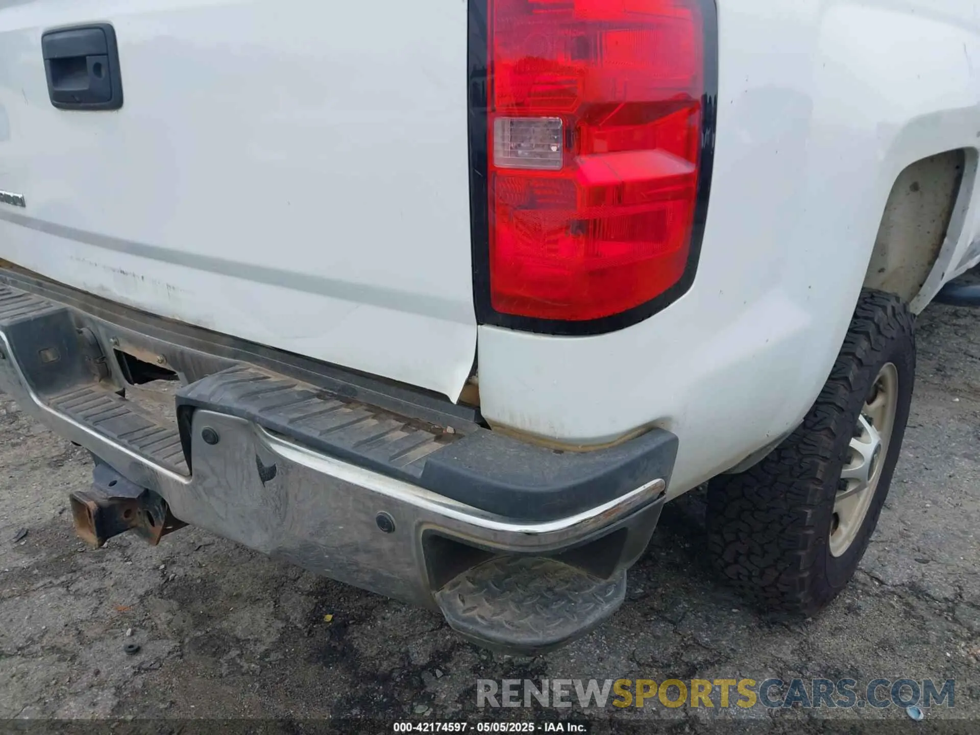 18 Photograph of a damaged car 2GC2CREG2K1226543 CHEVROLET SILVERADO 2500HD 2019