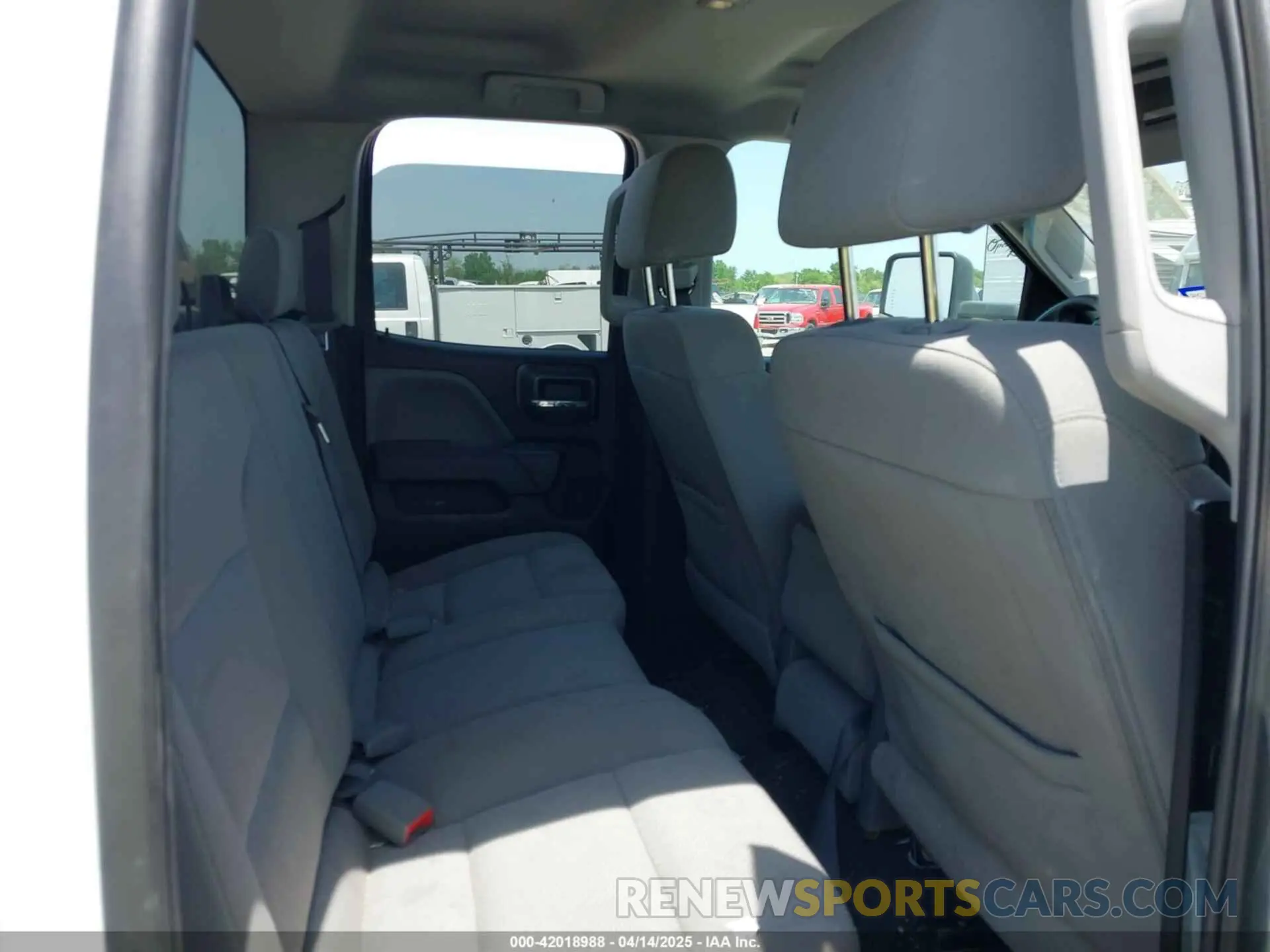 8 Photograph of a damaged car 2GC2KREG0K1200607 CHEVROLET SILVERADO 2500HD 2019