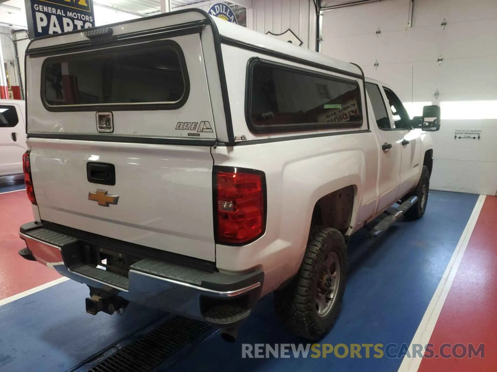 33 Photograph of a damaged car 2GC2KREG4K1109856 CHEVROLET SILVERADO 2500HD 2019