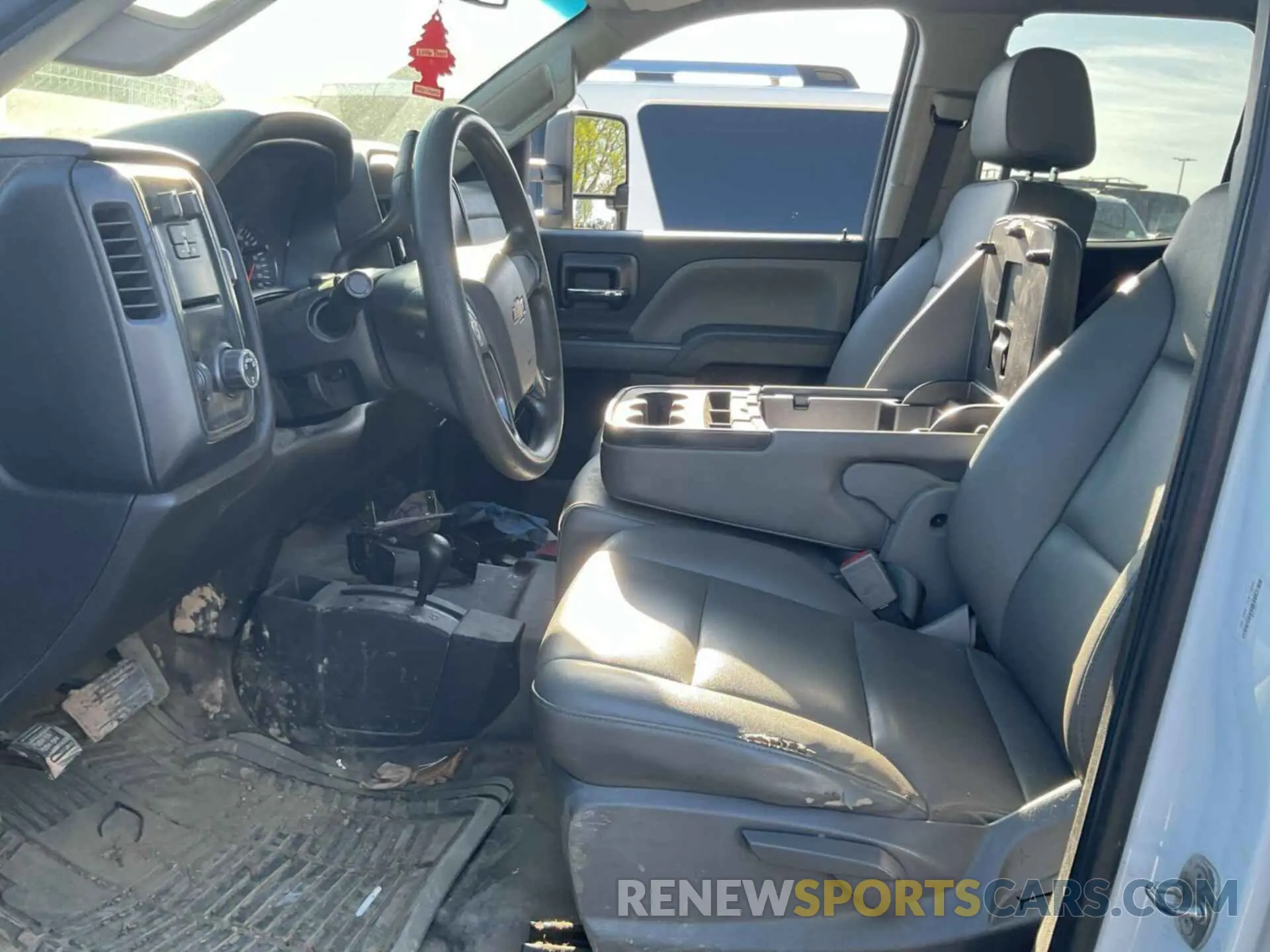 27 Photograph of a damaged car 2GC2KREG8K1167839 CHEVROLET SILVERADO 2500HD 2019