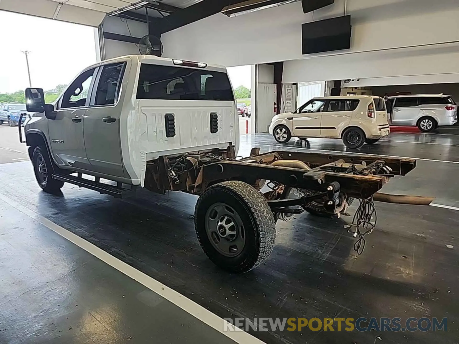 4 Photograph of a damaged car 1GB2YLE7XLF260310 CHEVROLET SILVERADO 2500HD 2020