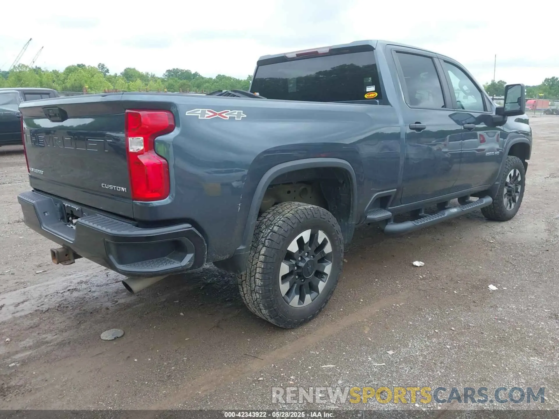 4 Photograph of a damaged car 1GC4YME74LF212375 CHEVROLET SILVERADO 2500HD 2020