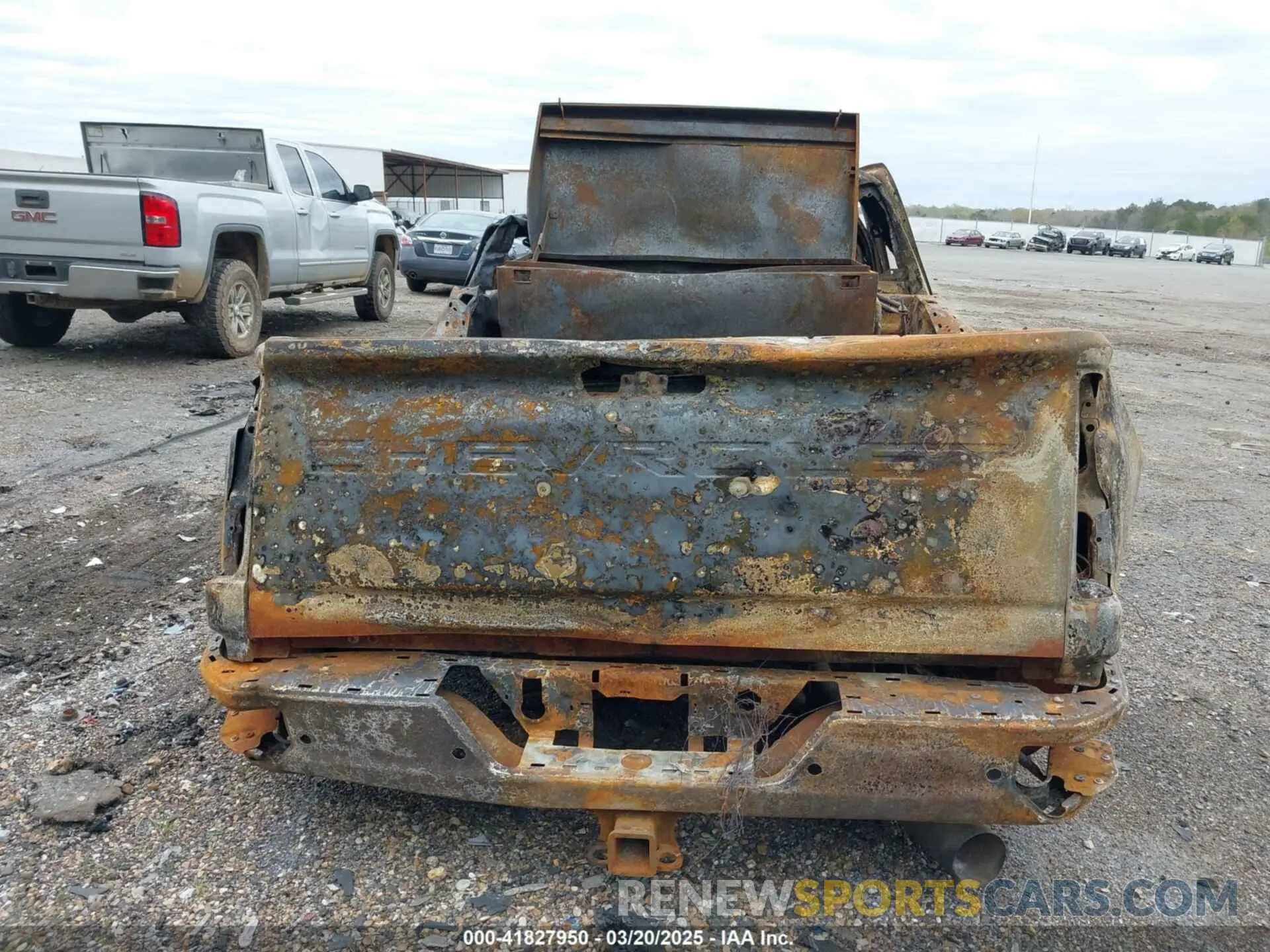 8 Photograph of a damaged car 1GC4YREY1LF131873 CHEVROLET SILVERADO 2500HD 2020