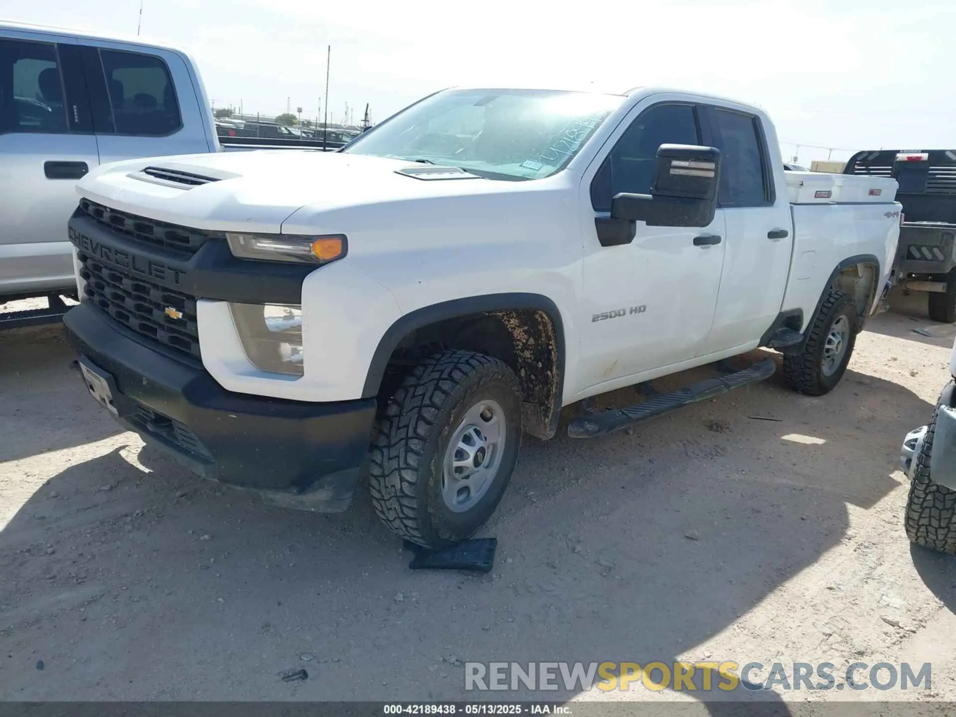 2 Photograph of a damaged car 1GC5YLE73LF300252 CHEVROLET SILVERADO 2500HD 2020