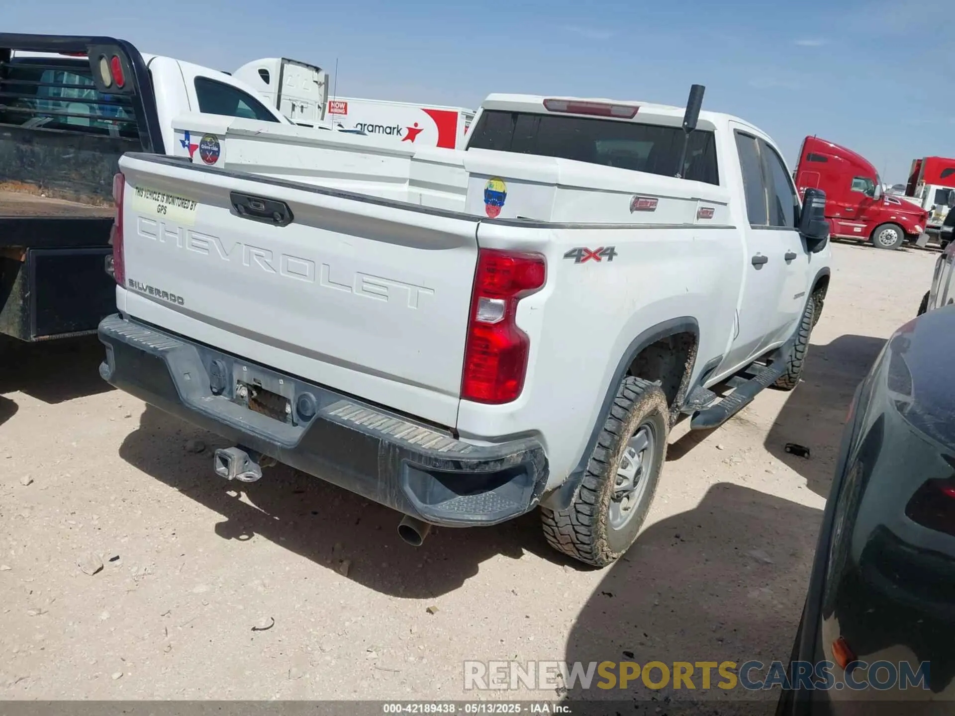 4 Photograph of a damaged car 1GC5YLE73LF300252 CHEVROLET SILVERADO 2500HD 2020