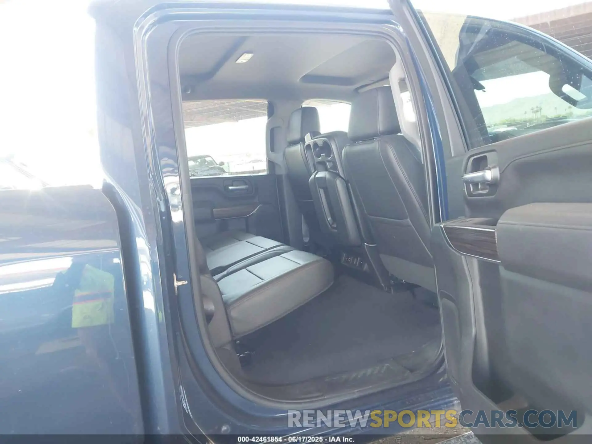 8 Photograph of a damaged car 1GC4YNE77MF180867 CHEVROLET SILVERADO 2500HD 2021