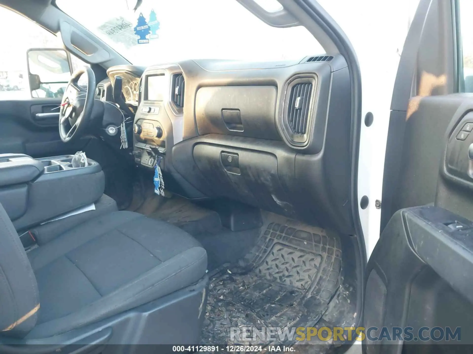 6 Фотография поврежденного автомобиля 1GB4YLE7XNF319559 CHEVROLET SILVERADO 2500HD 2022