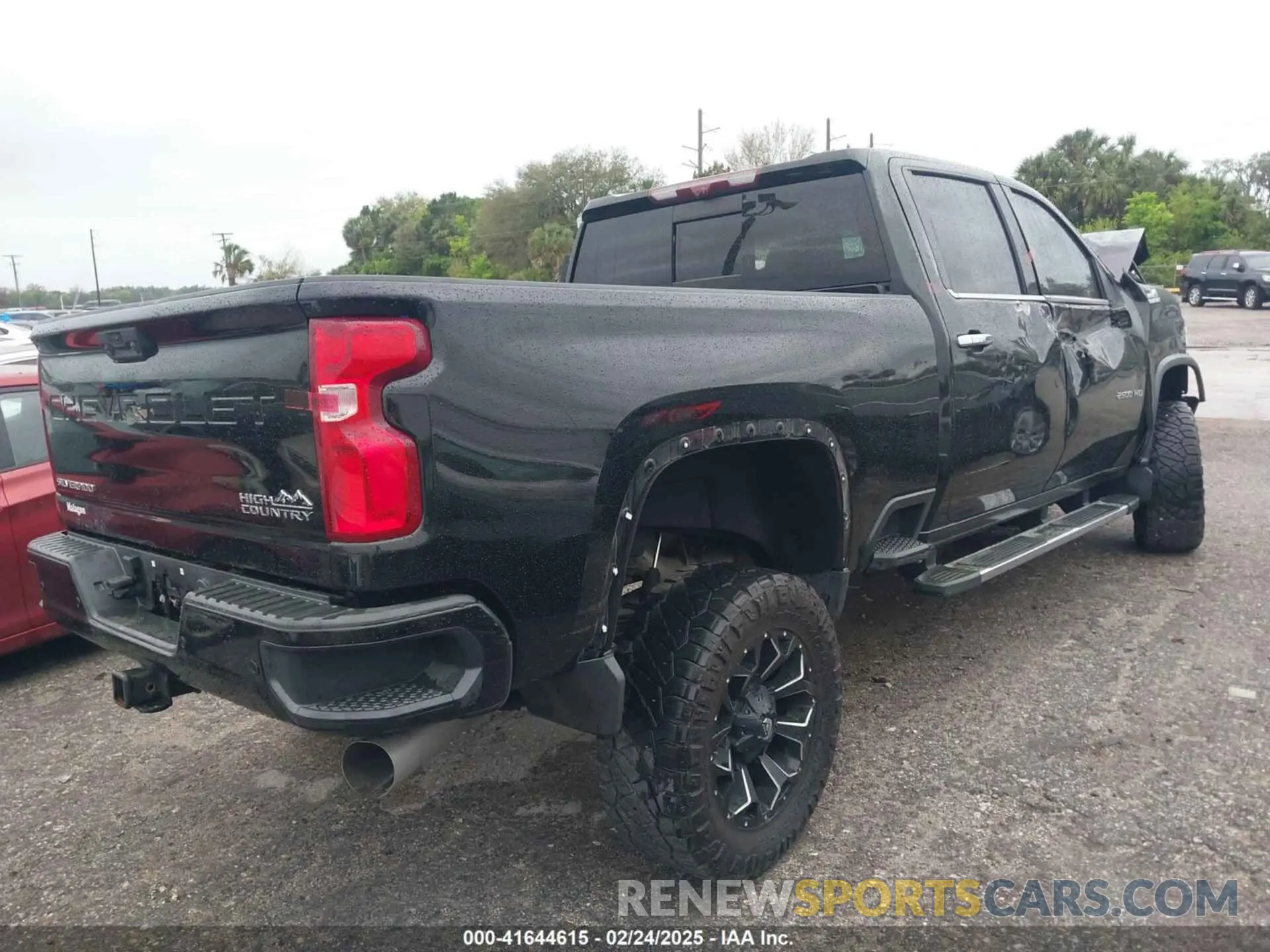 4 Photograph of a damaged car 1GC1YREY4NF132876 CHEVROLET SILVERADO 2500HD 2022