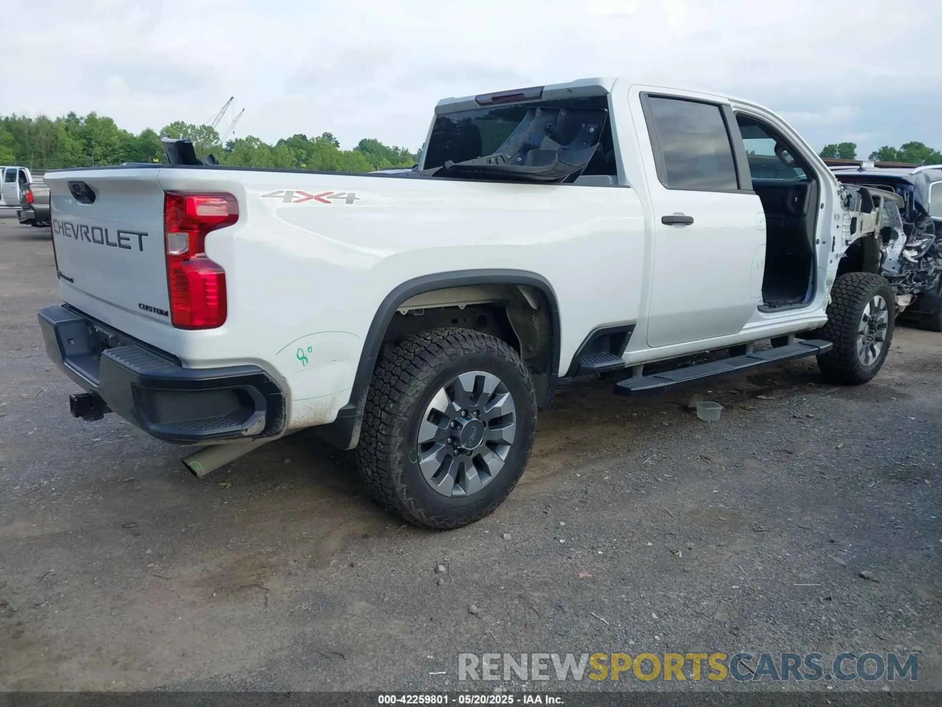4 Photograph of a damaged car 1GC4YME73NF115669 CHEVROLET SILVERADO 2500HD 2022