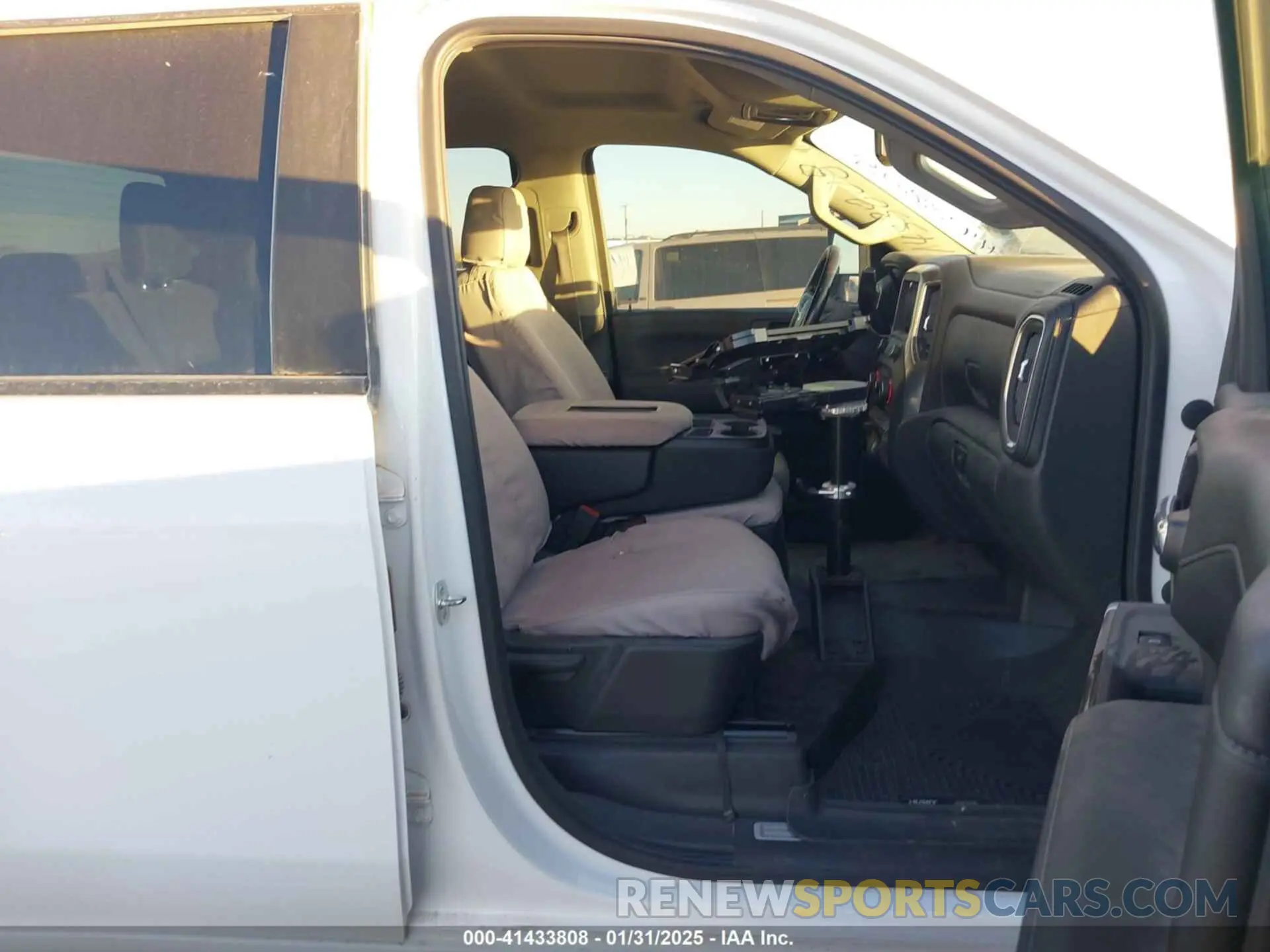 7 Photograph of a damaged car 1GC4YNE71NF179277 CHEVROLET SILVERADO 2500HD 2022