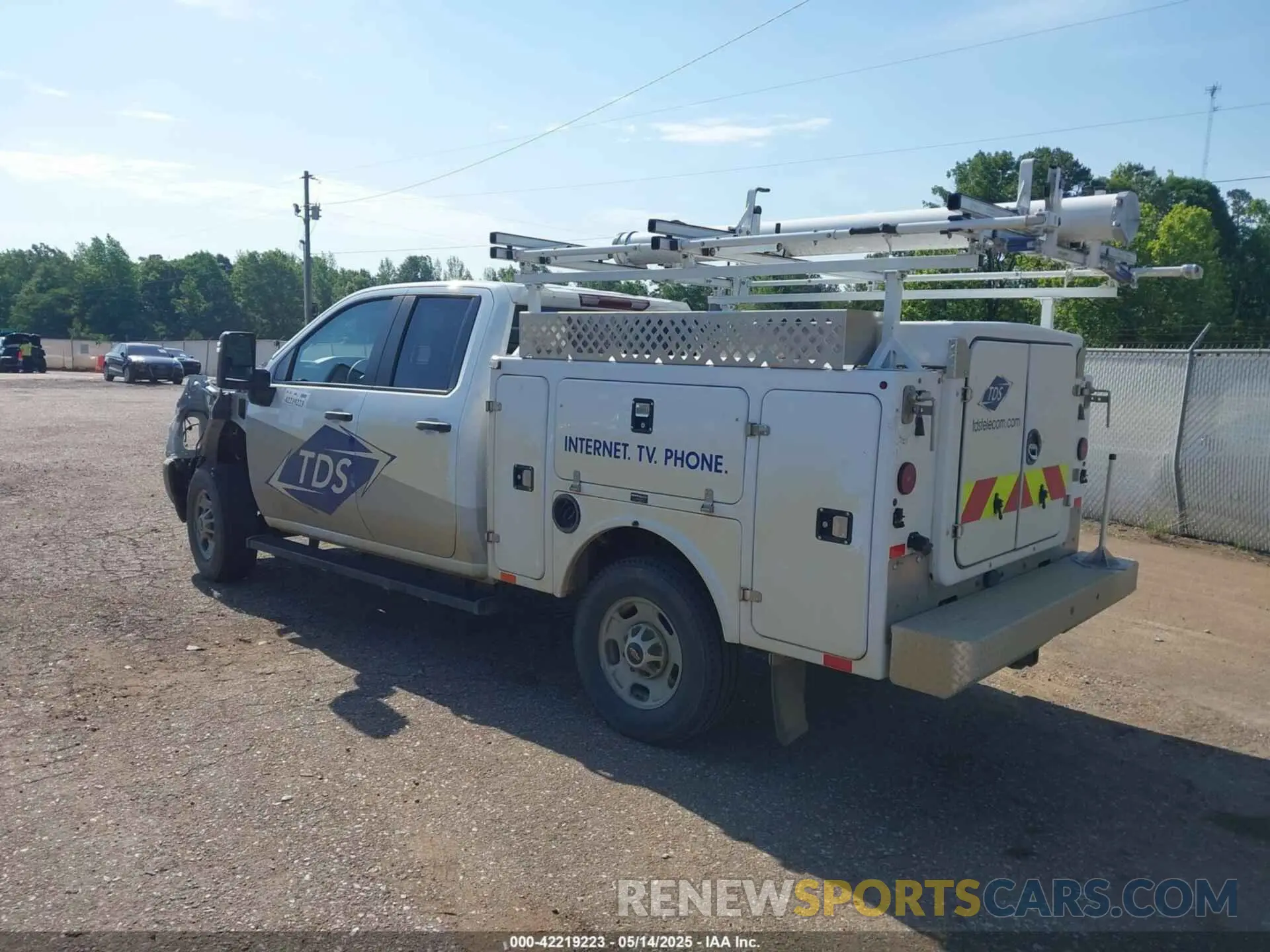 3 Photograph of a damaged car 1GC2YLE78PF181056 CHEVROLET SILVERADO 2500HD 2023