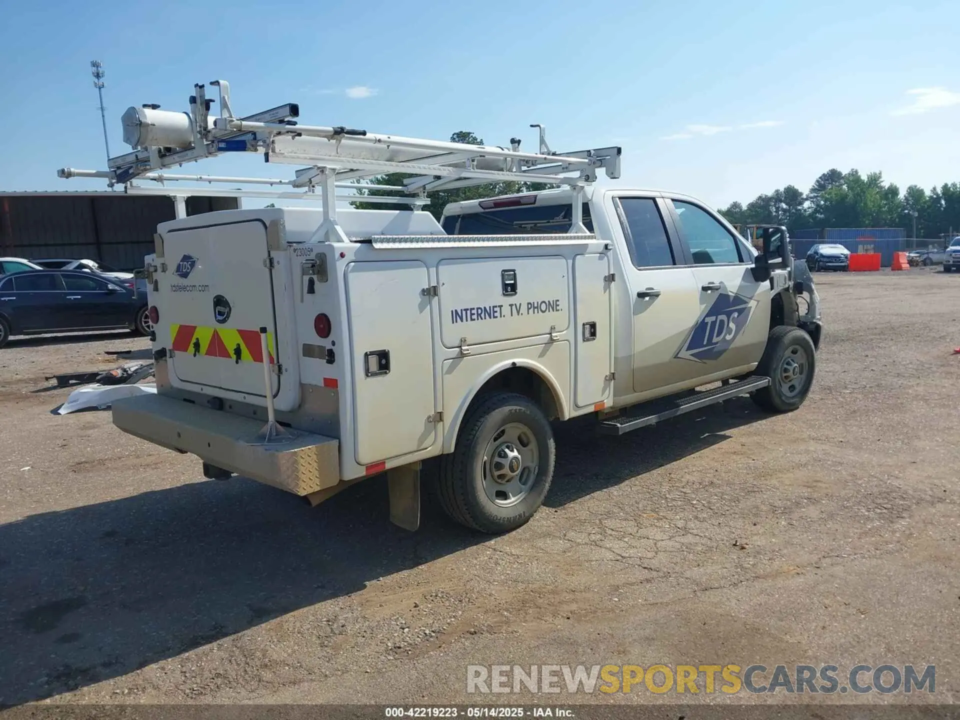 4 Photograph of a damaged car 1GC2YLE78PF181056 CHEVROLET SILVERADO 2500HD 2023