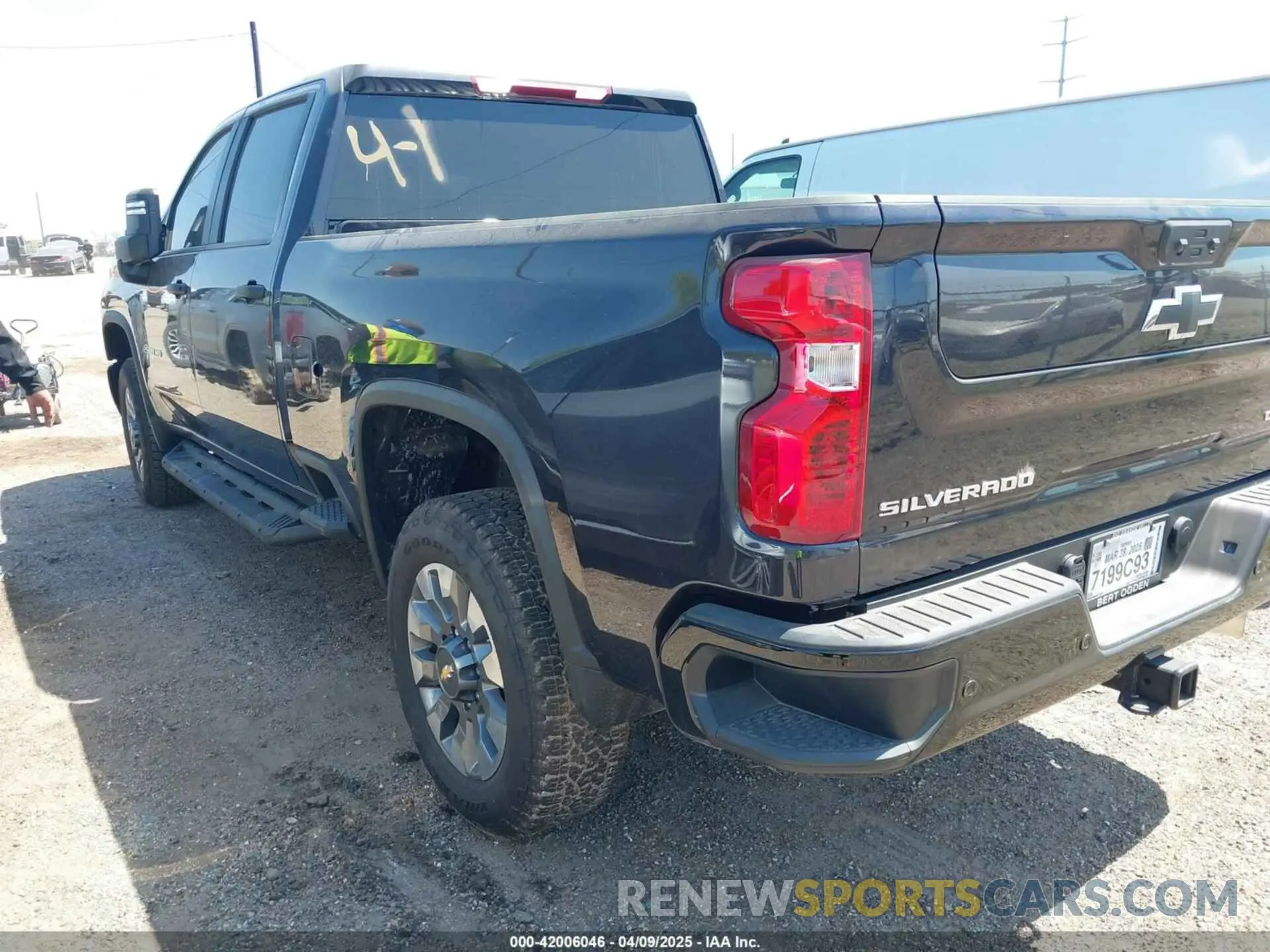 3 Photograph of a damaged car 1GC4YMEY6RF465988 CHEVROLET SILVERADO 2500HD 2024