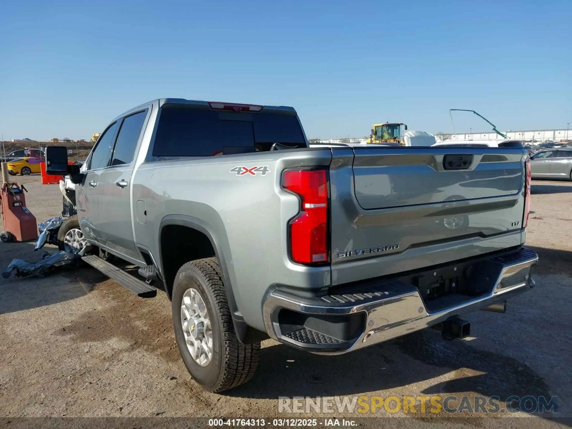 3 Фотография поврежденного автомобиля 2GC4YPEY1R1107948 CHEVROLET SILVERADO 2500HD 2024