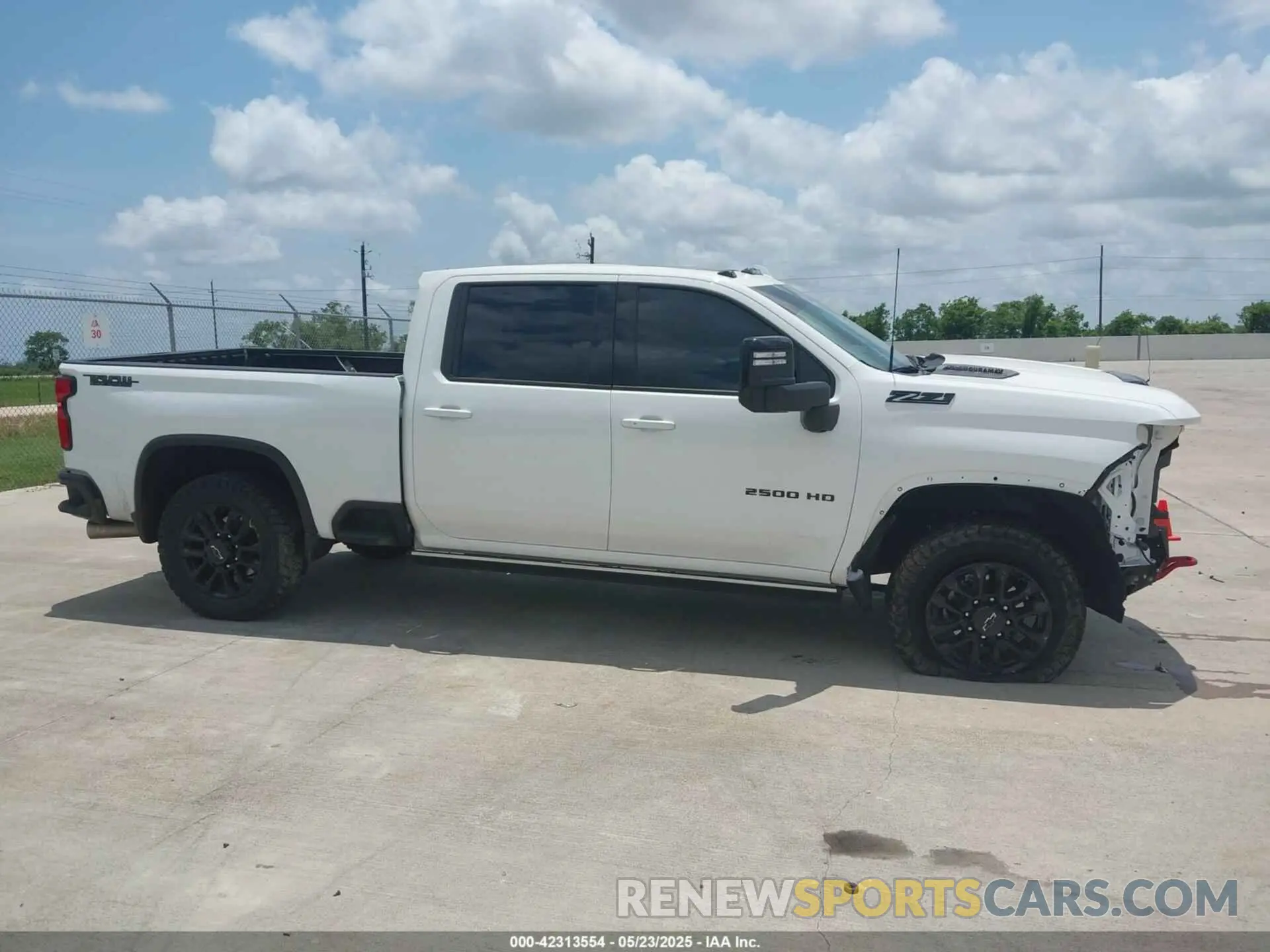 13 Photograph of a damaged car 2GC4KPEY8S1105363 CHEVROLET SILVERADO 2500HD 2025