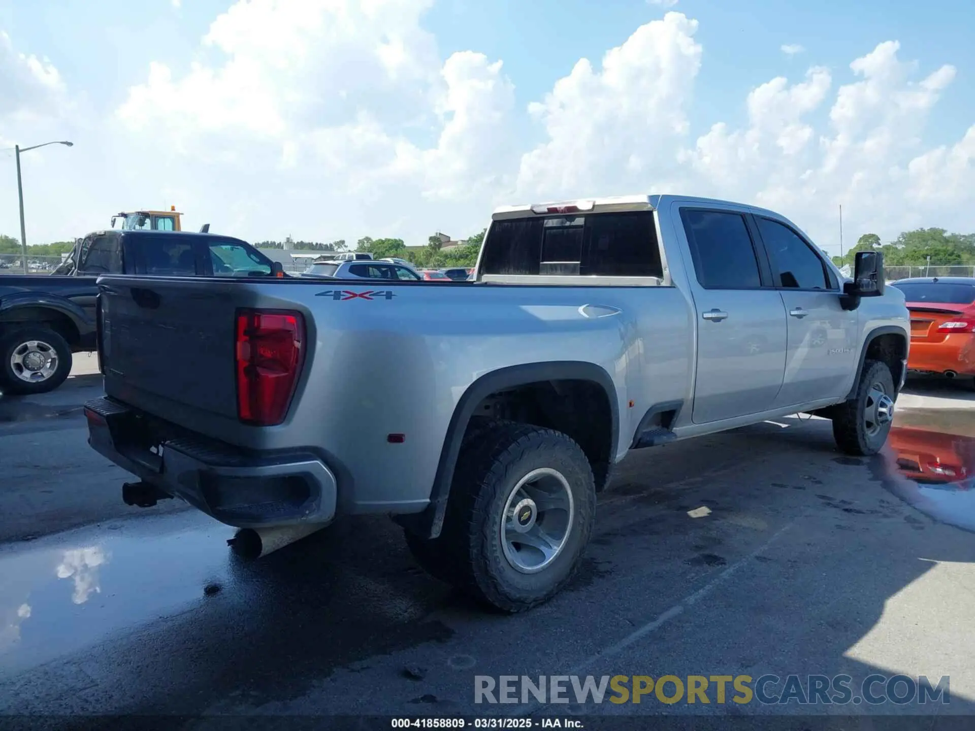 4 Photograph of a damaged car 1GC4YTEYXLF342096 CHEVROLET SILVERADO 3500HD 2020