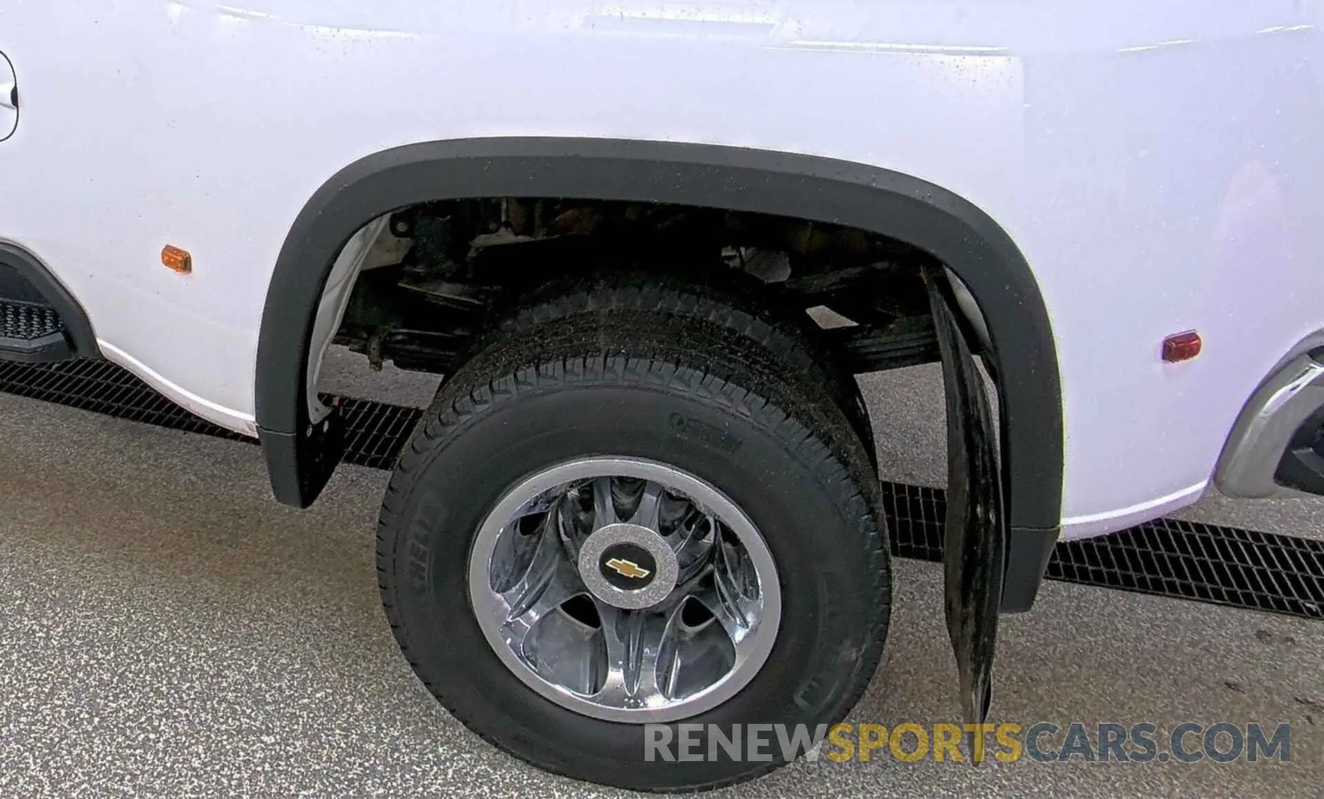 28 Photograph of a damaged car 1GC4YTE70NF171935 CHEVROLET SILVERADO 3500HD 2022