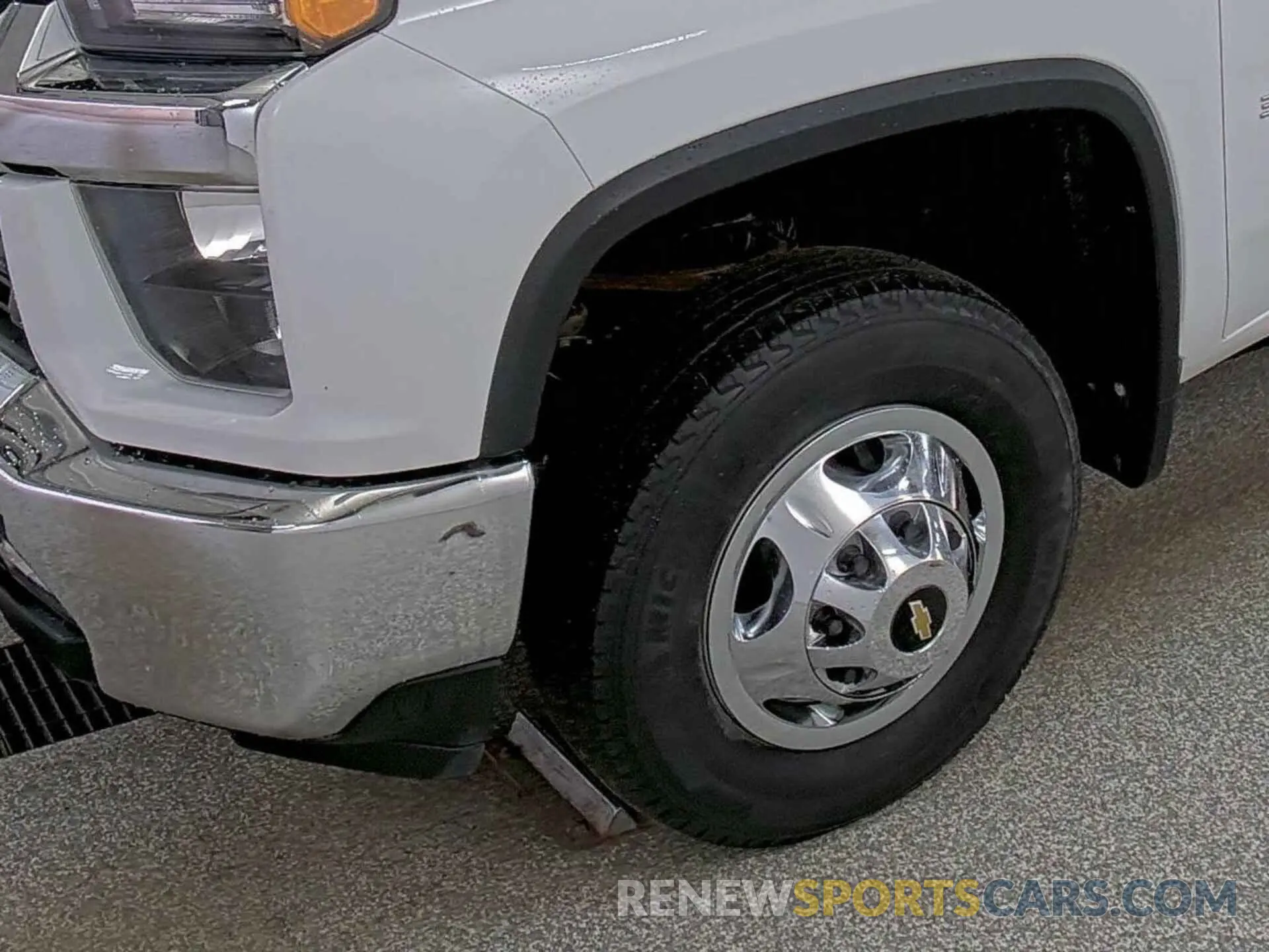 35 Photograph of a damaged car 1GC4YTE70NF171935 CHEVROLET SILVERADO 3500HD 2022