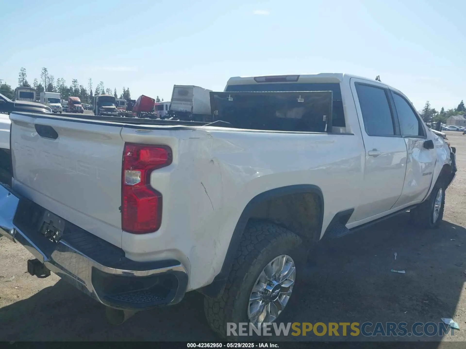 4 Photograph of a damaged car 1GC4YTEY1NF118427 CHEVROLET SILVERADO 3500HD 2022