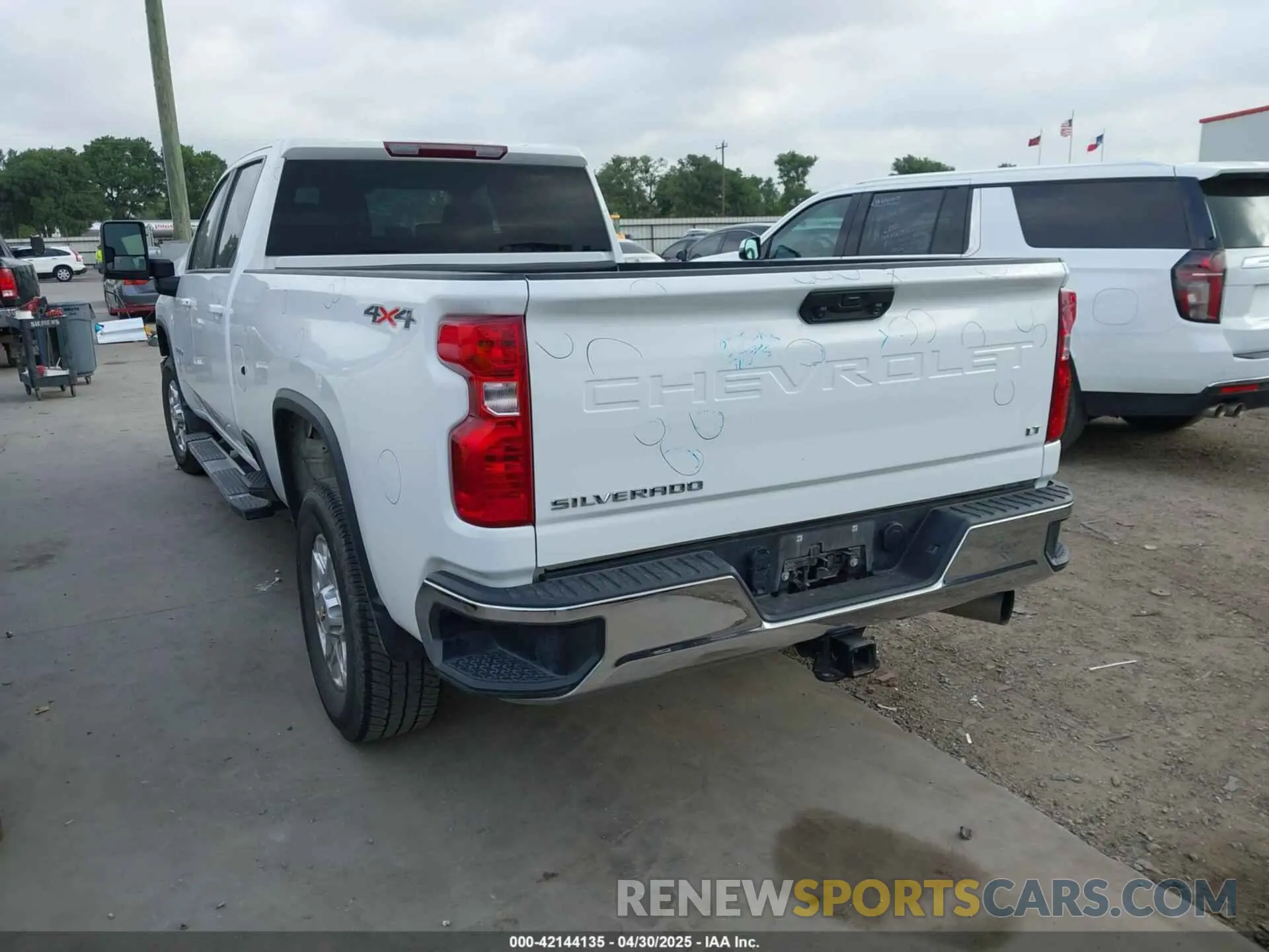 3 Photograph of a damaged car 1GC4YTEY4RF370775 CHEVROLET SILVERADO 3500HD 2024