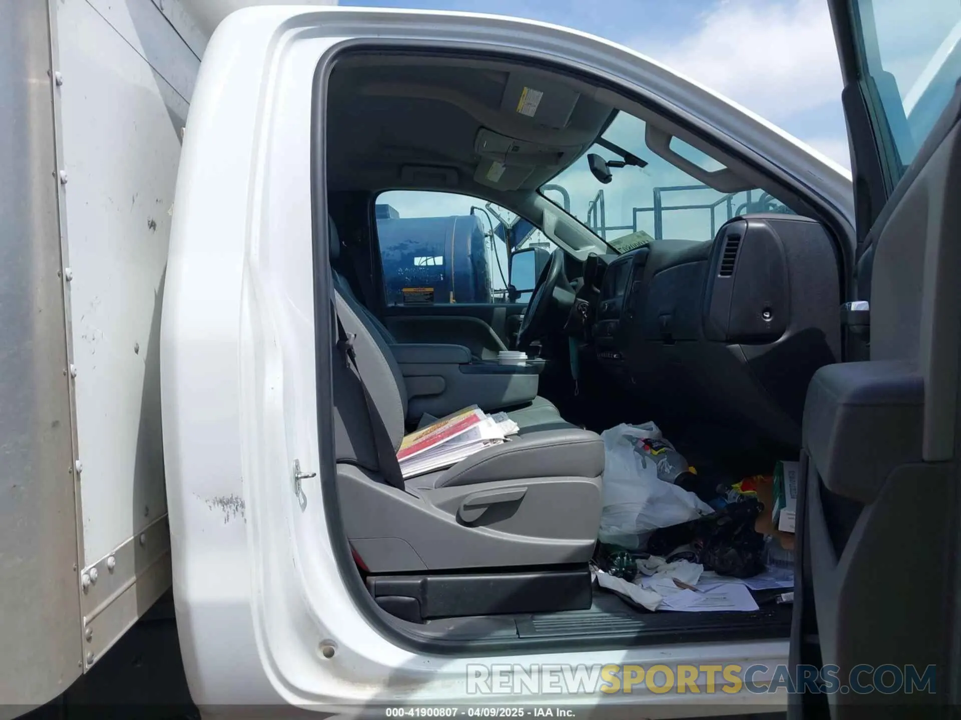 7 Фотография поврежденного автомобиля 1HTKHPVM8KH660137 CHEVROLET SILVERADO 4500HD 2019