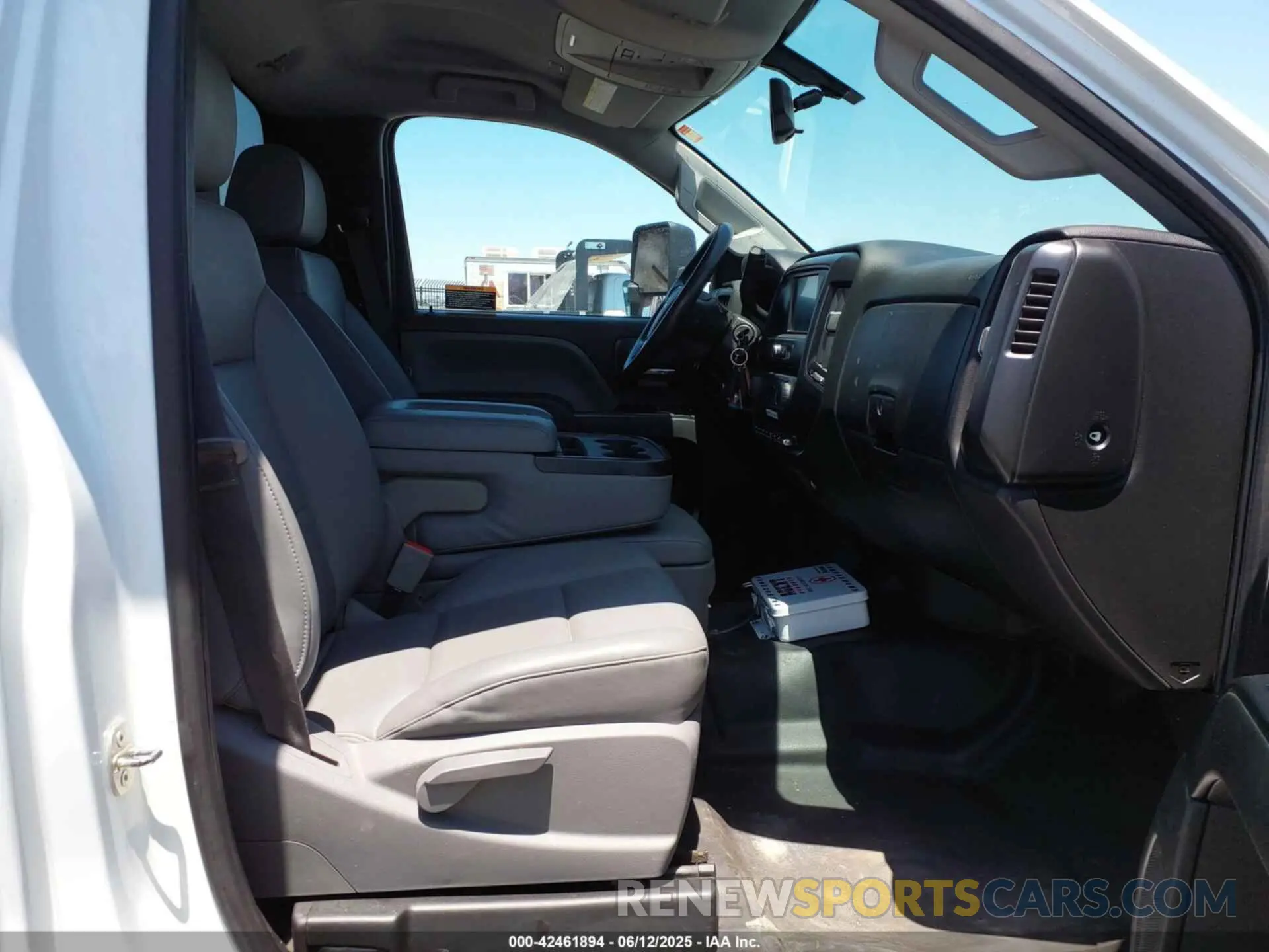 6 Photograph of a damaged car 1HTKHPVM2NH187890 CHEVROLET SILVERADO 4500HD 2022