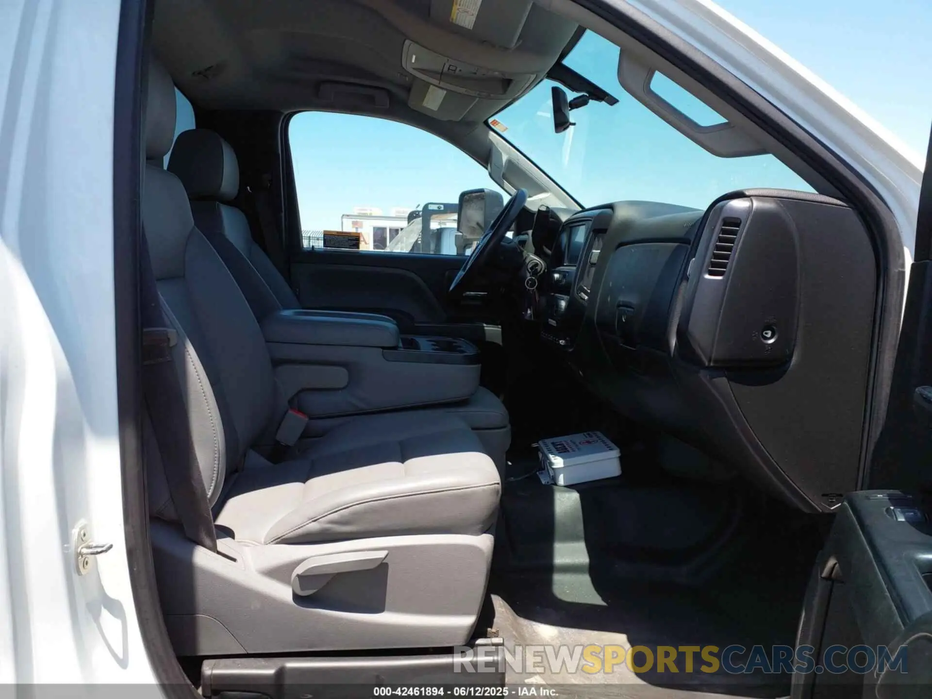7 Photograph of a damaged car 1HTKHPVM2NH187890 CHEVROLET SILVERADO 4500HD 2022