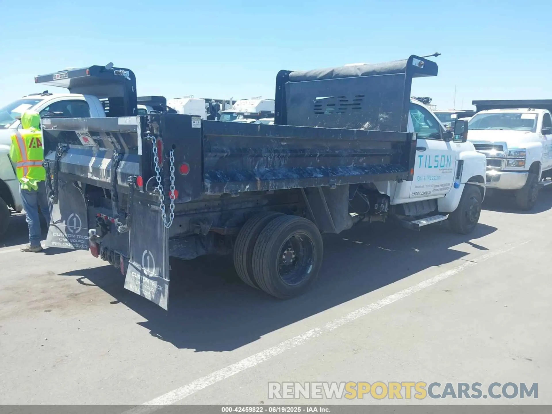 4 Photograph of a damaged car 1HTKHPVM2NH270946 CHEVROLET SILVERADO 4500HD 2022