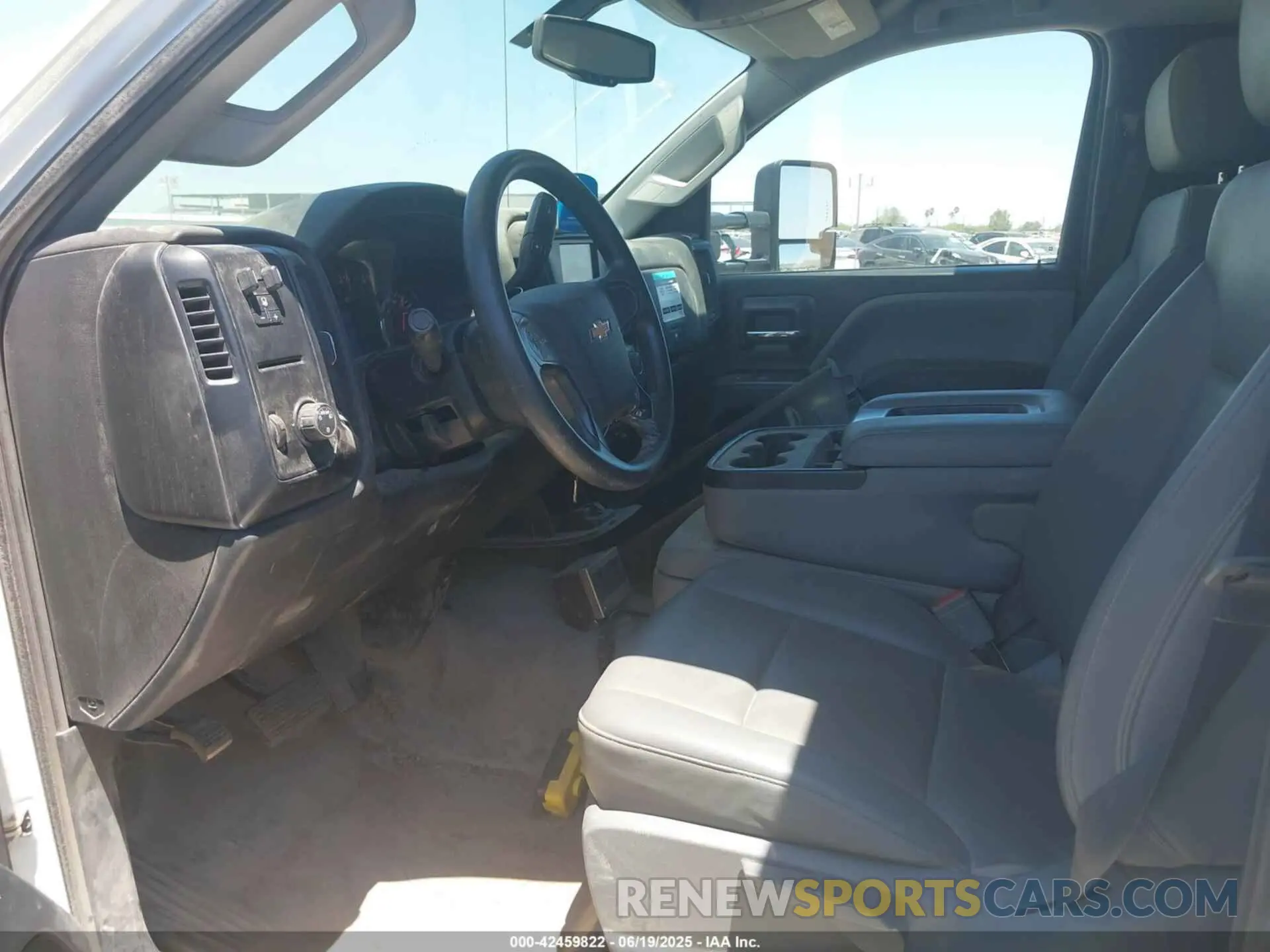 6 Photograph of a damaged car 1HTKHPVM2NH270946 CHEVROLET SILVERADO 4500HD 2022