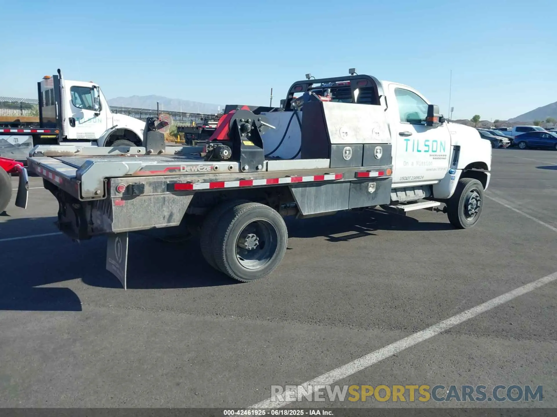 4 Photograph of a damaged car 1HTKJPVM6NH627632 CHEVROLET SILVERADO 4500HD 2022
