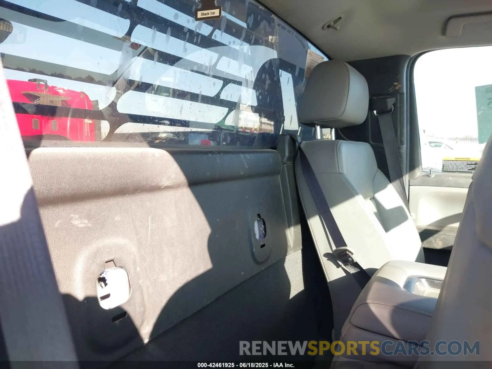 6 Photograph of a damaged car 1HTKJPVM6NH627632 CHEVROLET SILVERADO 4500HD 2022